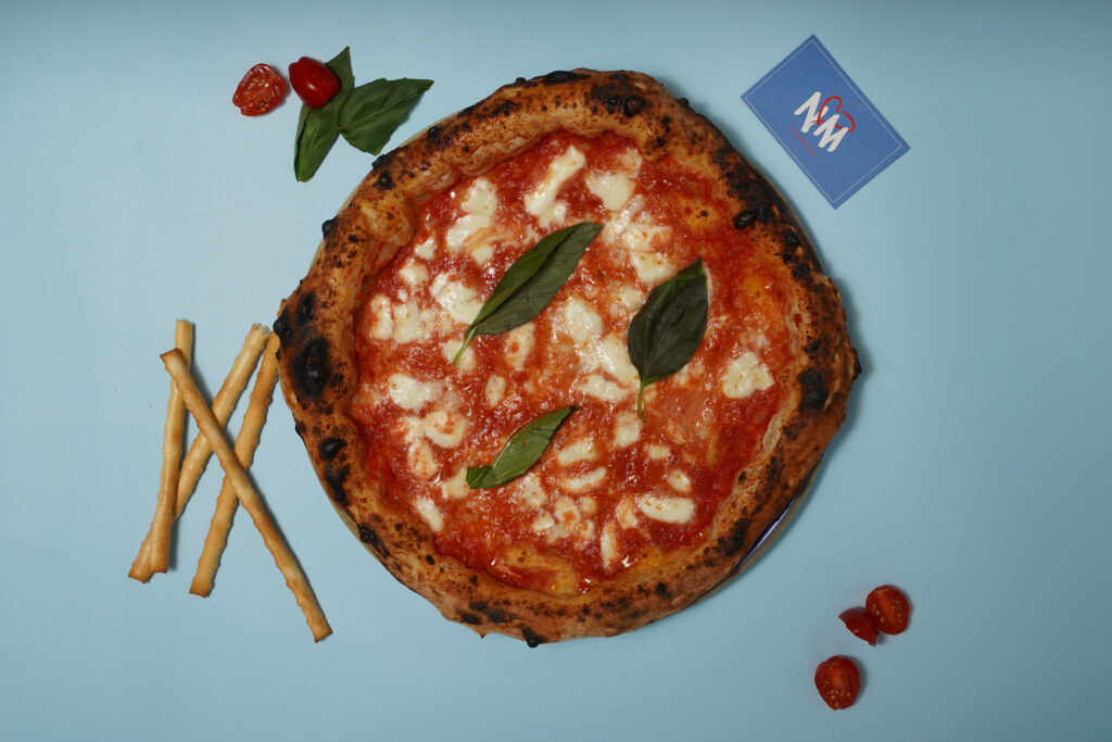 Pizza Margherita servie entière
