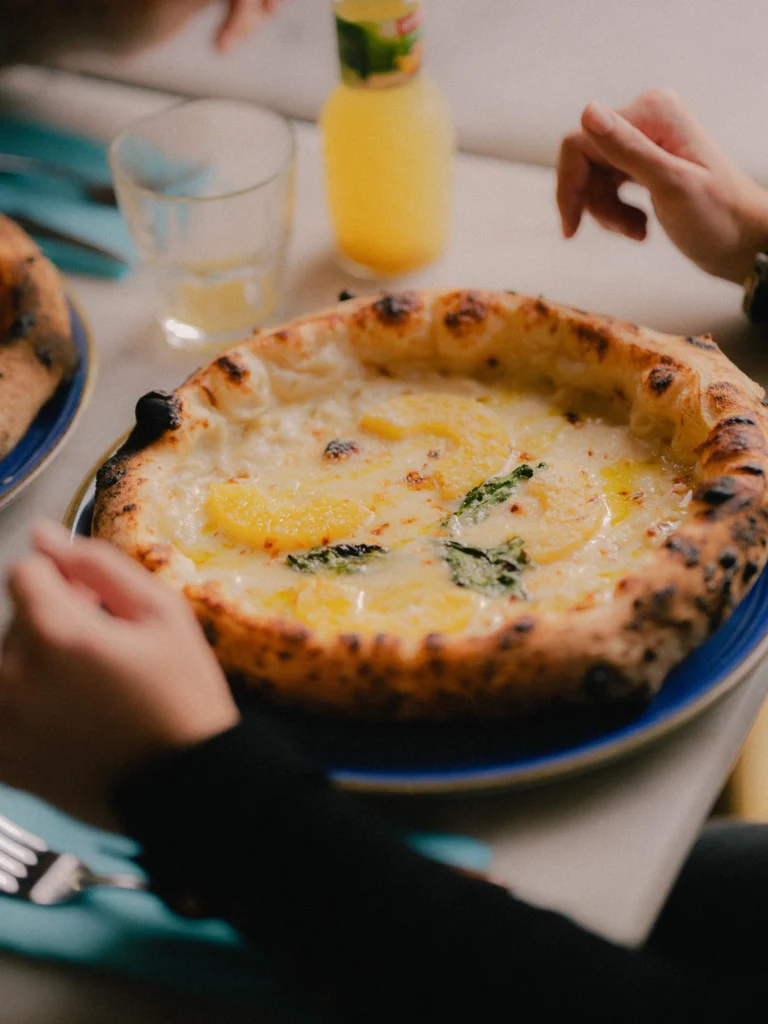 La première pizza ananas de Bordeaux chez Nennella Mia