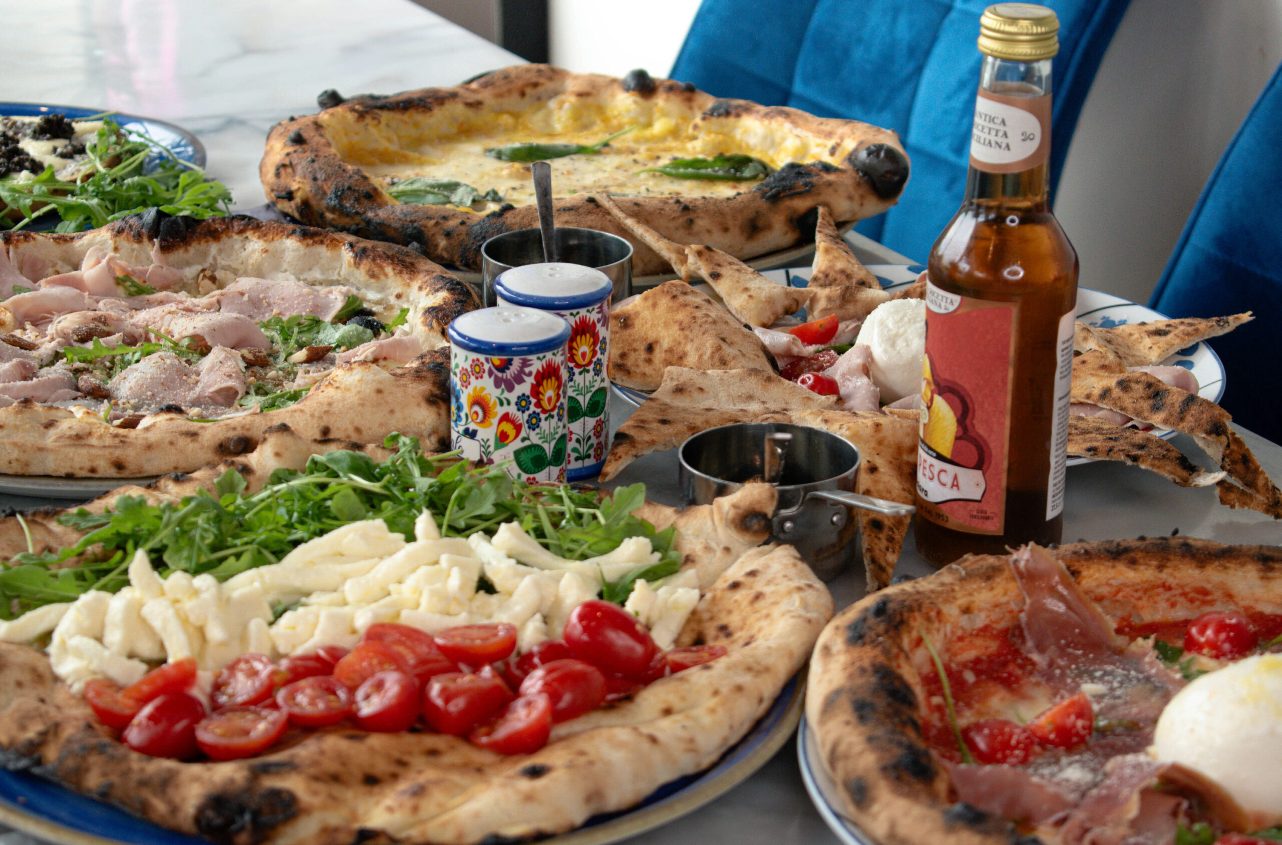 Pizza Margherita napolitaine aux couleurs tomate, mozzarella, basilic