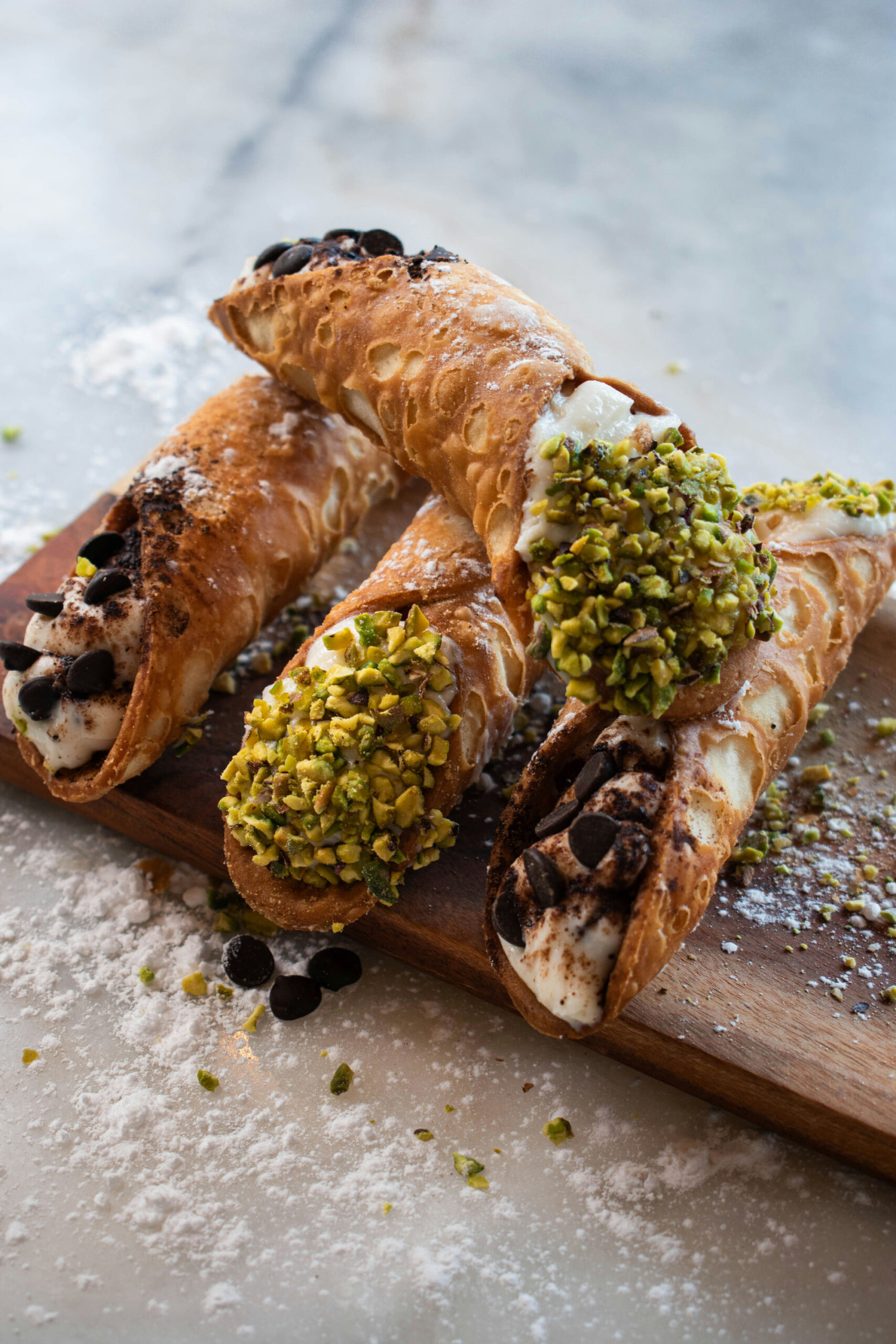 Cannoli sicilien croustillant, coque dorée et ricotta aux zestes