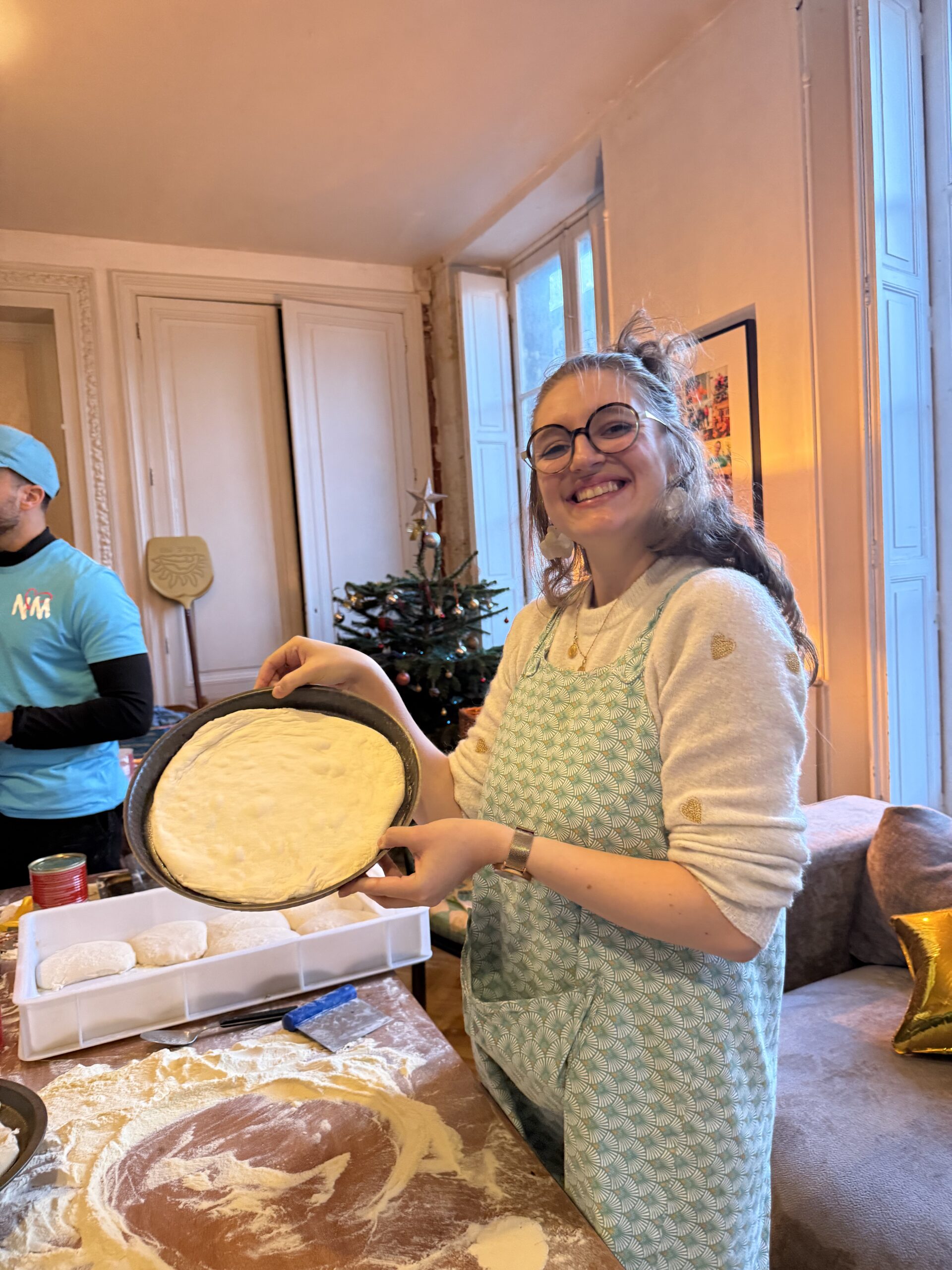 Atelier pizza solidaire à Maison Lazare, mains farinées à Bordeaux