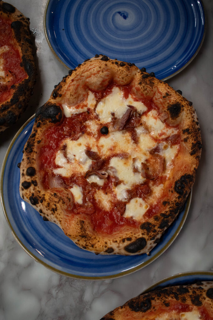 Pizza Margherita napolitaine, tomate, mozzarella fondue et basilic frais