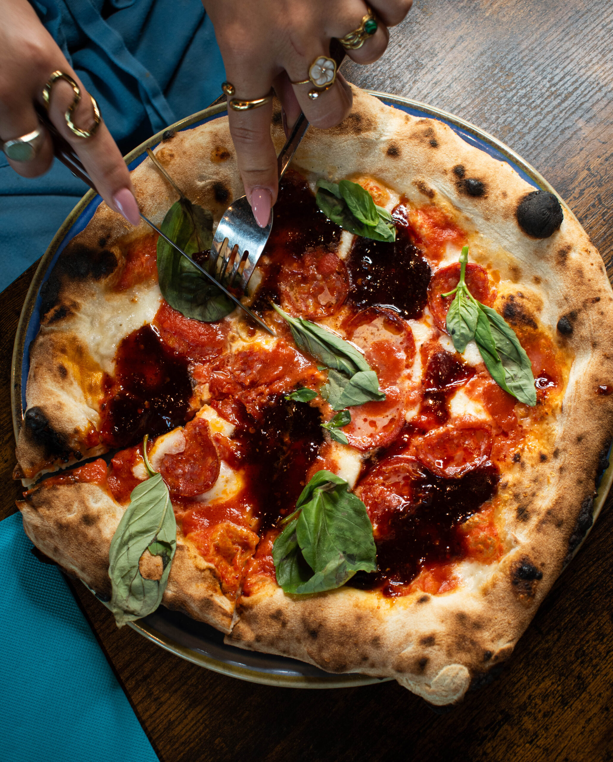 Pizza Margherita napolitaine, tomate, mozzarella fondue et basilic frais