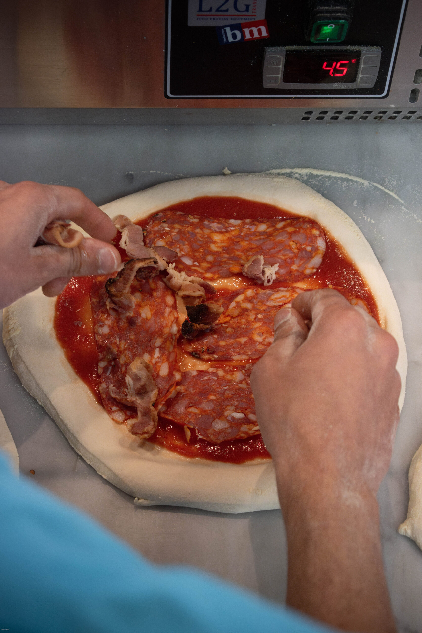 Salle de Nennella Mia au Bouscat, table servie avec pizza et verre de vin rouge