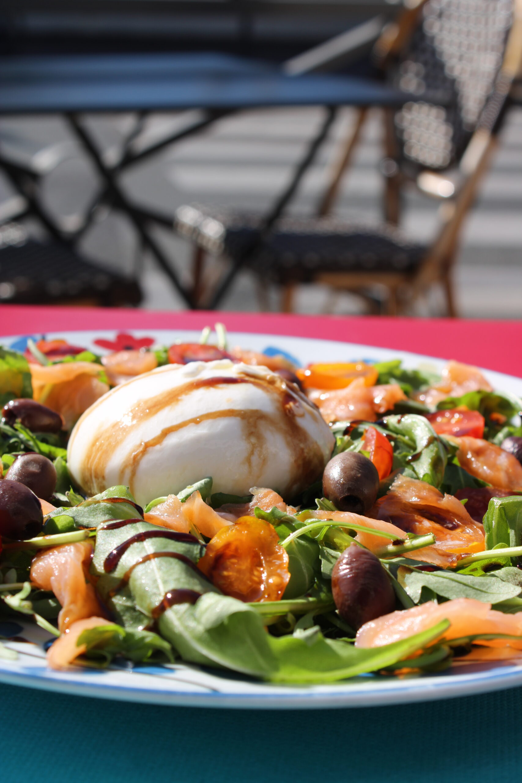 Pizza napolitaine servie sur table, basilic frais et mozzarella fondante