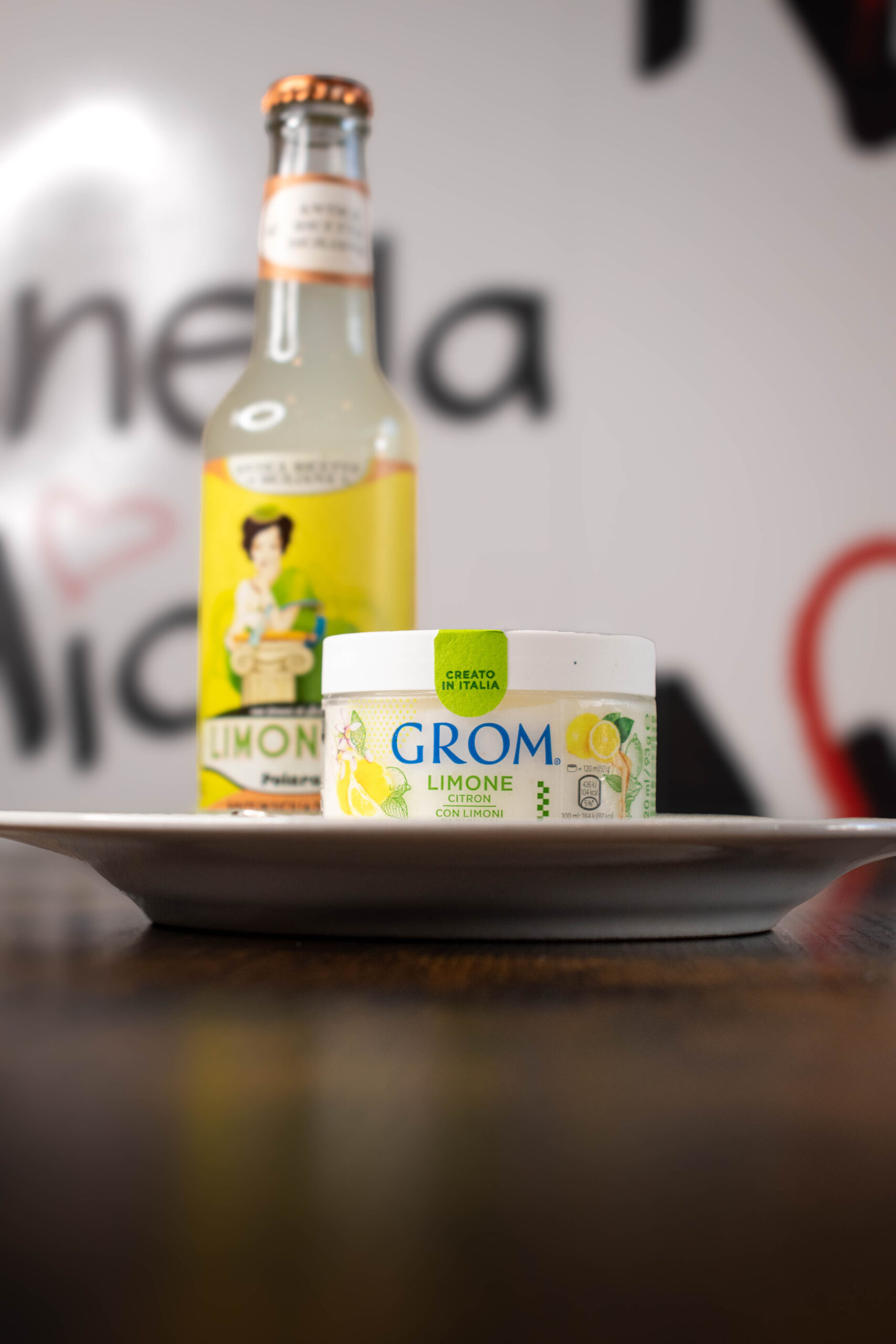 Pizzaiolo enfournant une Margherita dans un four à 450°C, cornicione tigrée