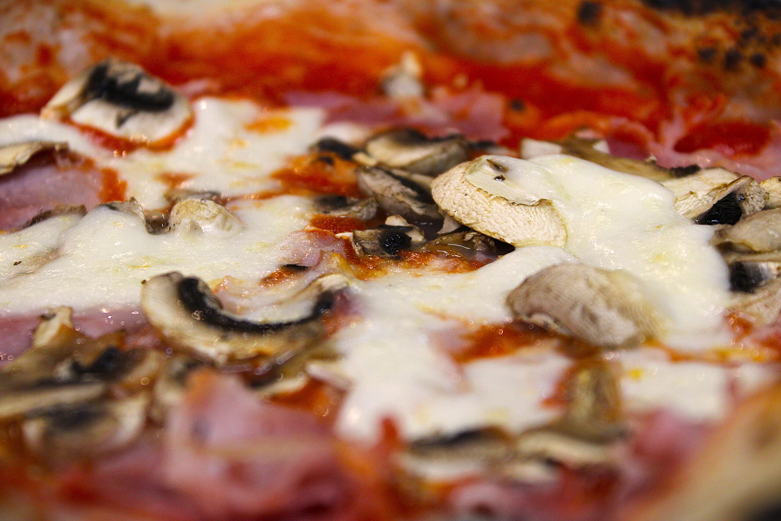 Pizza napolitaine pliée en portefeuille, pâte souple et corniche gonflée