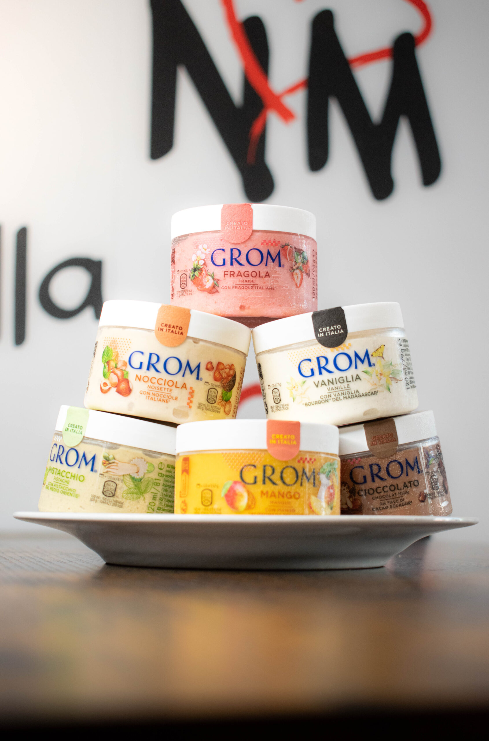 Gros plan sur cornichone alvéolé avec taches léopard, four à bois en arrière-plan