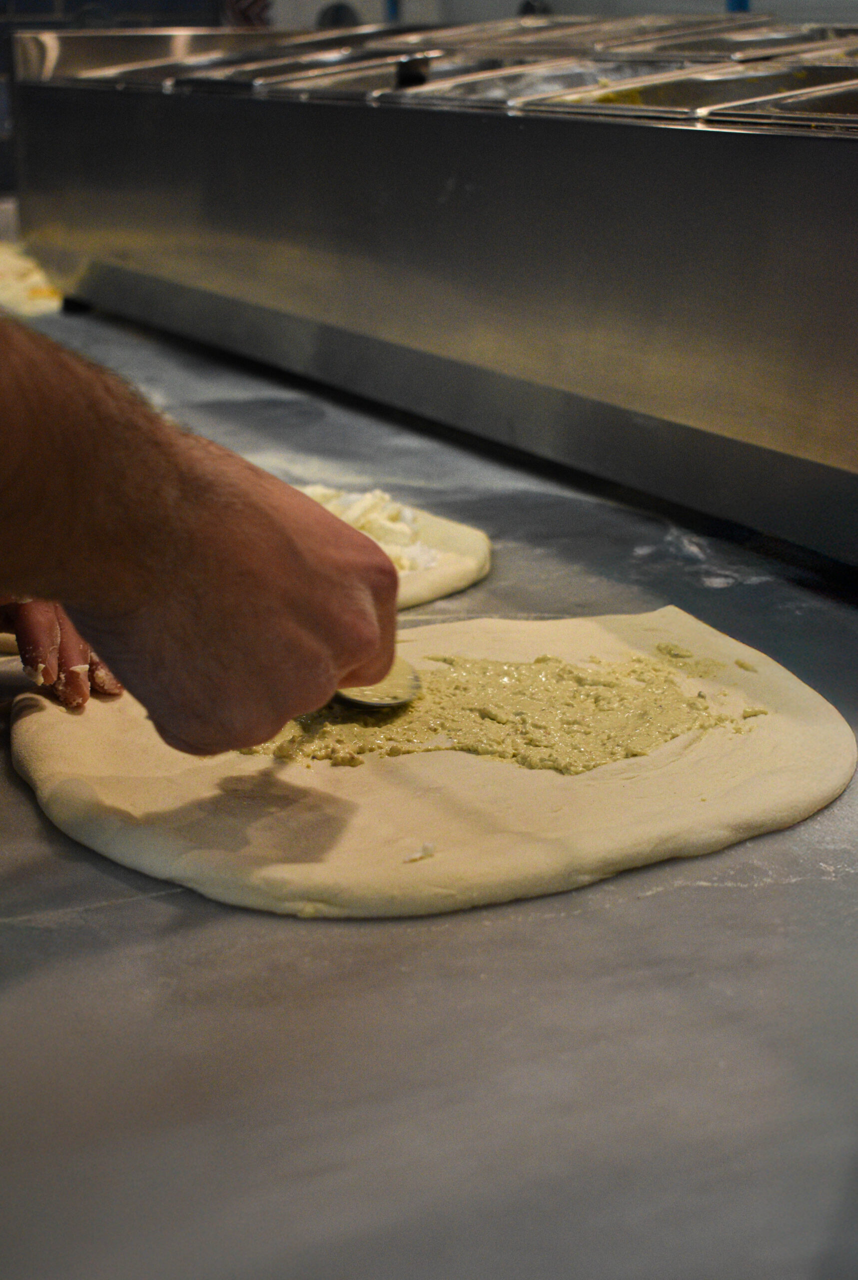 Ingrédients italiens sur planche: tomates San Marzano, mozzarella, prosciutto, origan