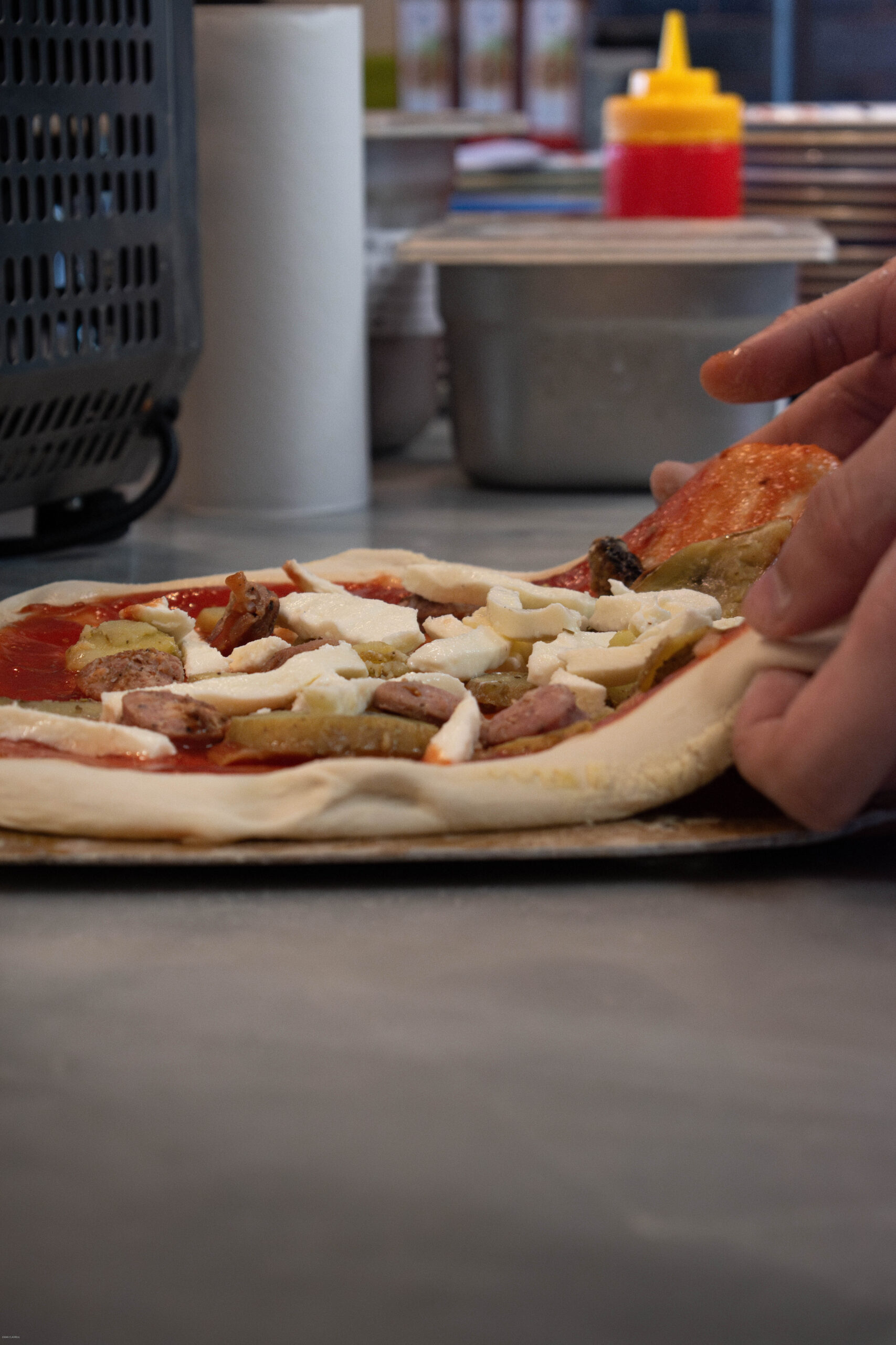 Salle chaleureuse de pizzeria au Bouscat, pizzas à partager et four à bois allumé