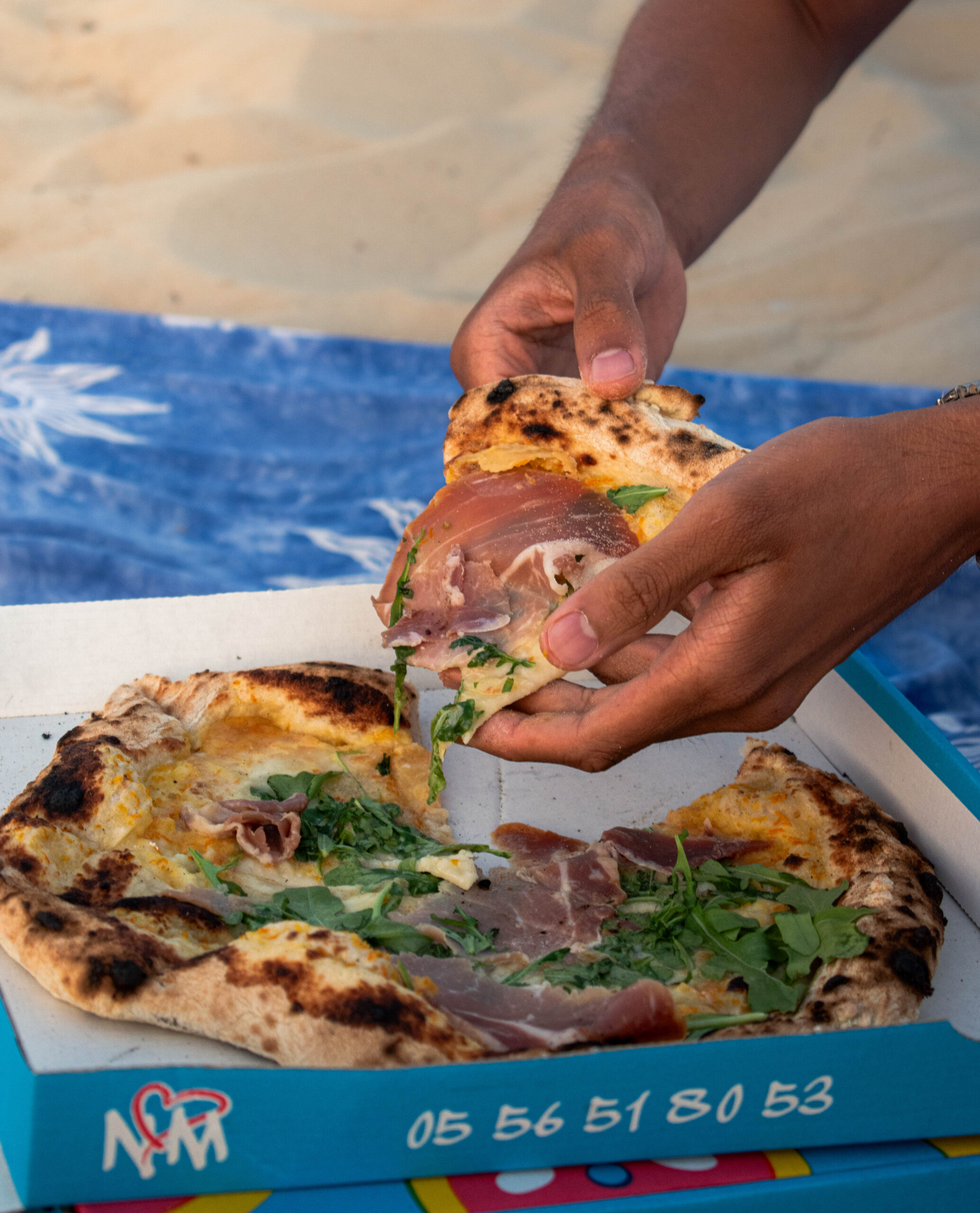 Cornicione alvéolé avec leopard spotting, mozzarella fondue, basilic et huile d’olive