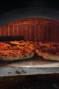 Deux parts de pizza, pâte fine croustillante et pâte épaisse à bord gonflé