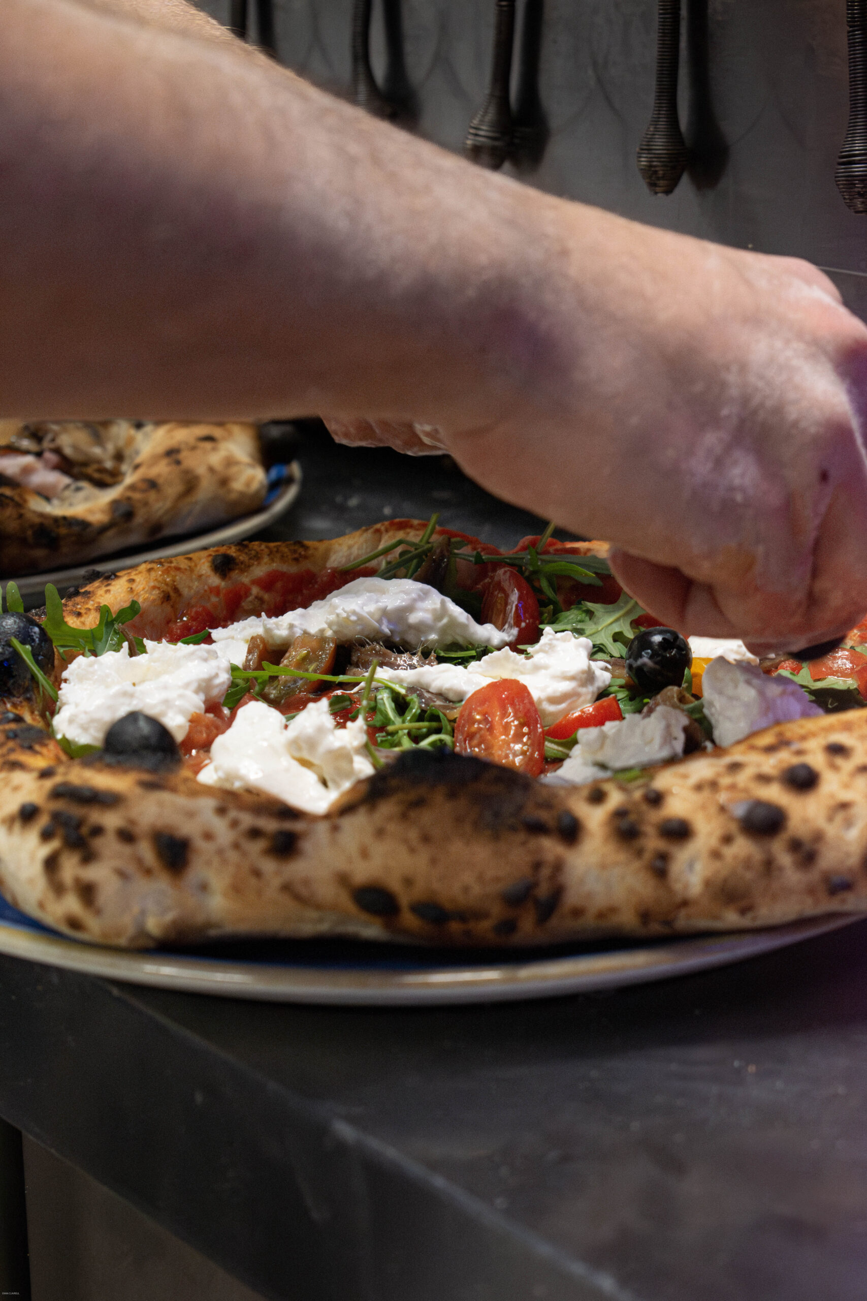 Pizza napolitaine avec cornicione tigré, tomate San Marzano, mozzarella et basilic