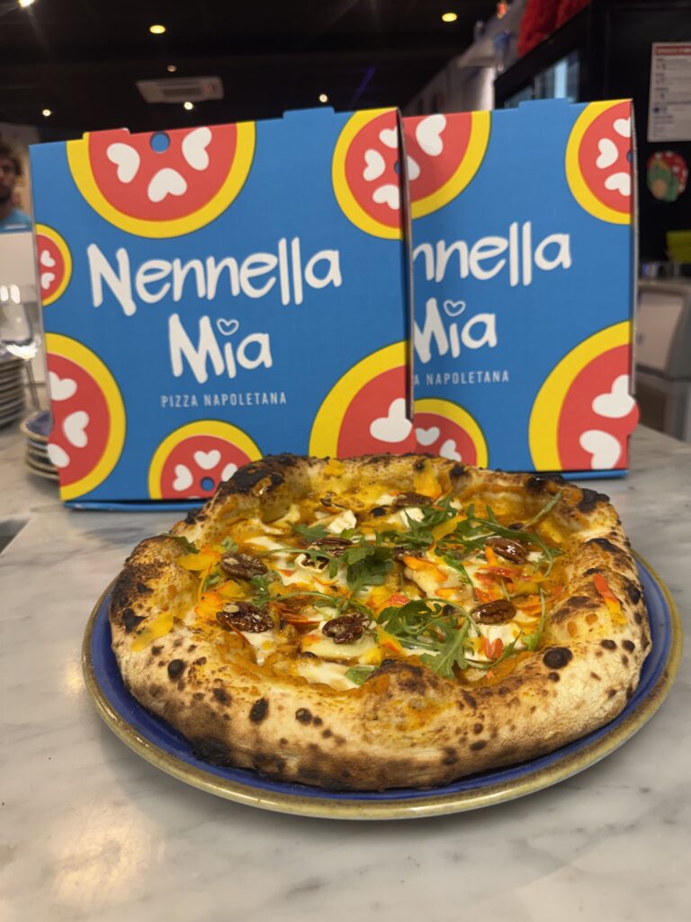 Pâte à pizza napolitaine levée, cornicione gonflé sur plan fariné