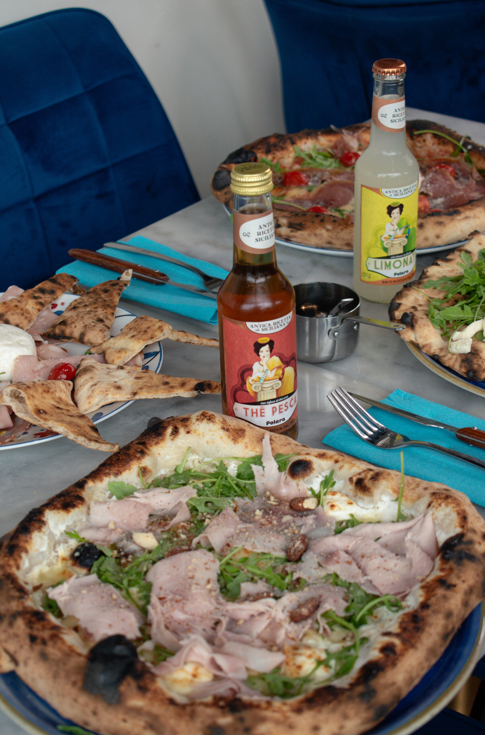 Calendrier ouvert au 9 février 2025, pizza Margherita fumante sur table