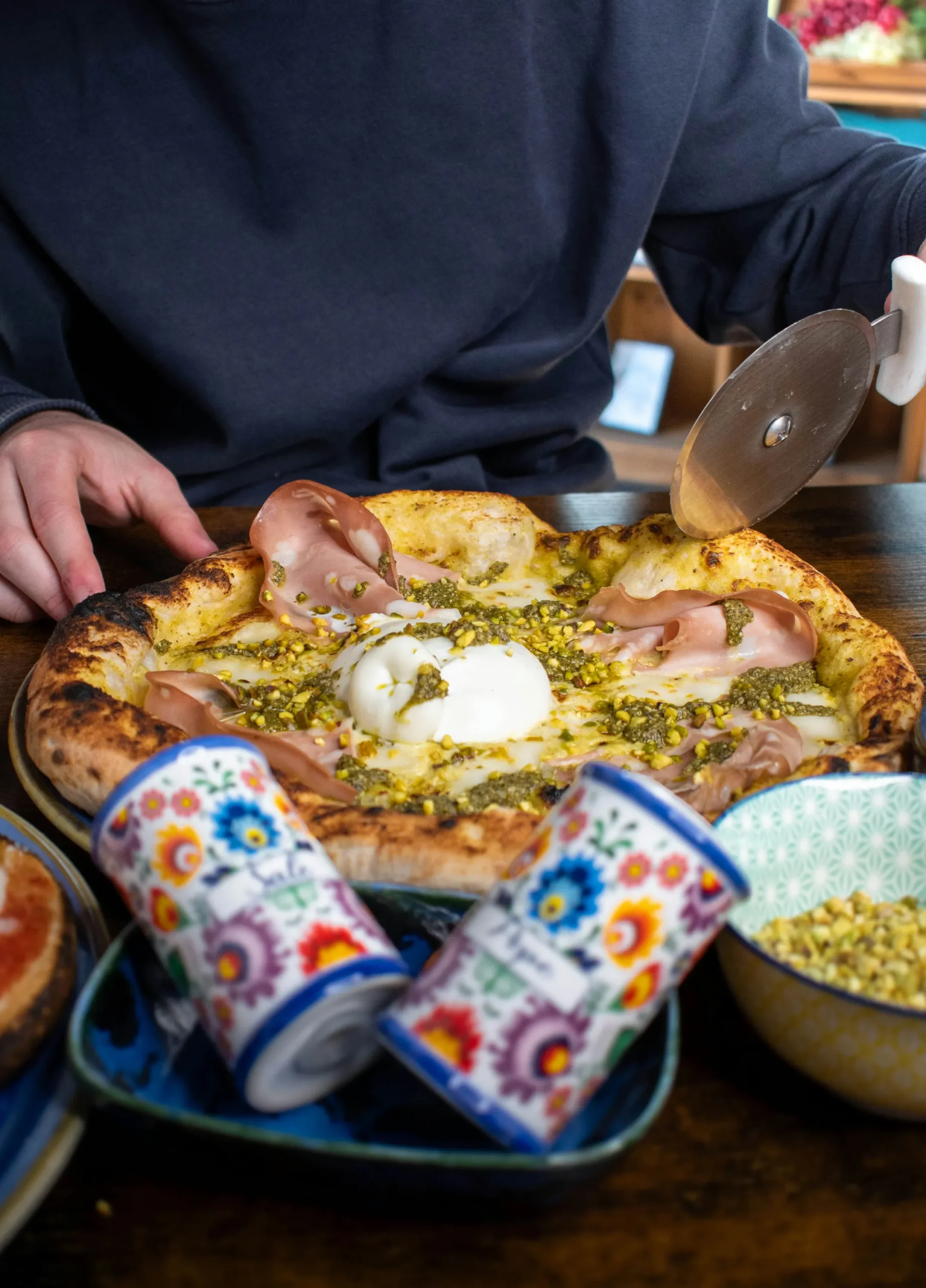 Pizza napolitaine en boîte ouverte, corniche gonflée et basilic, près de Mérignac