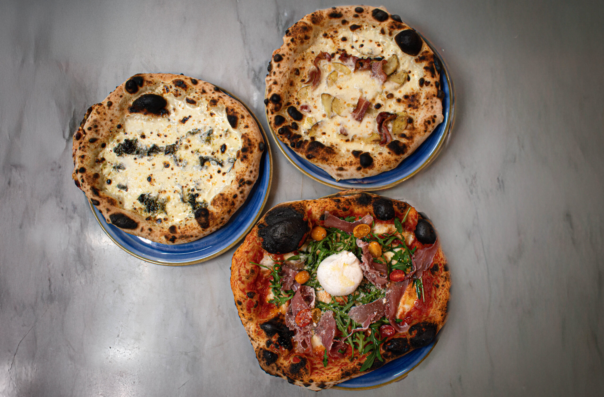 Salle type trattoria à Le Bouscat, tables conviviales et pizzas servies au four