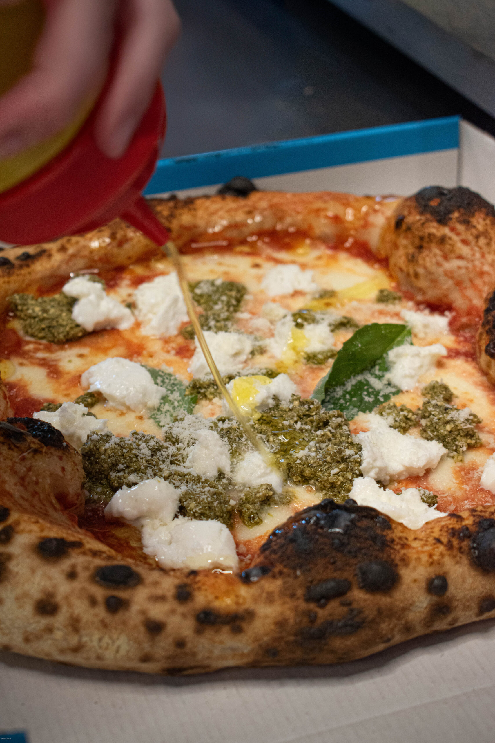 Salle de pizzeria napolitaine au Bouscat, four à bois en feu et tables conviviales