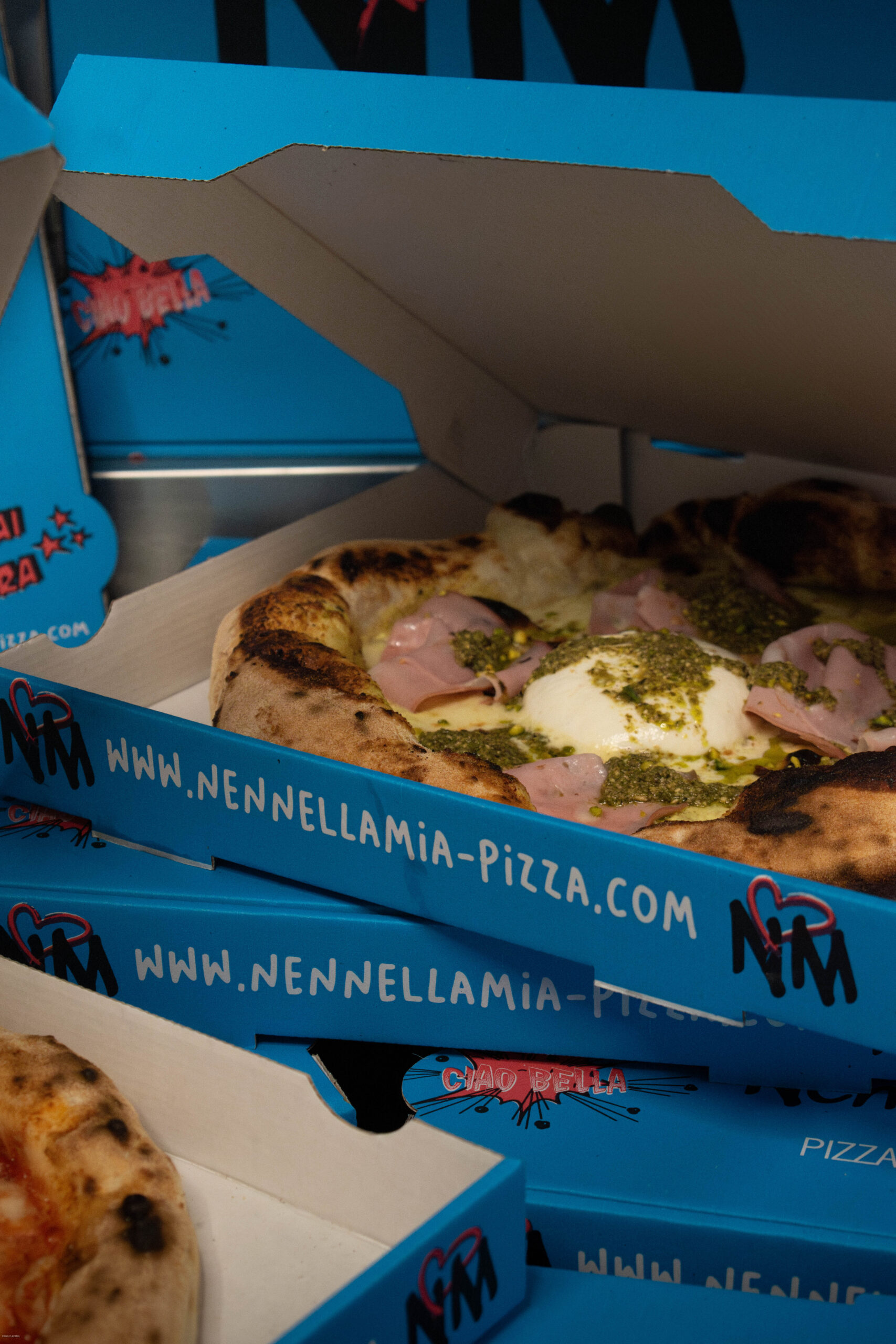 Pizza au four à bois, corniche léopardisée, pâte alvéolée et mozzarella fondante