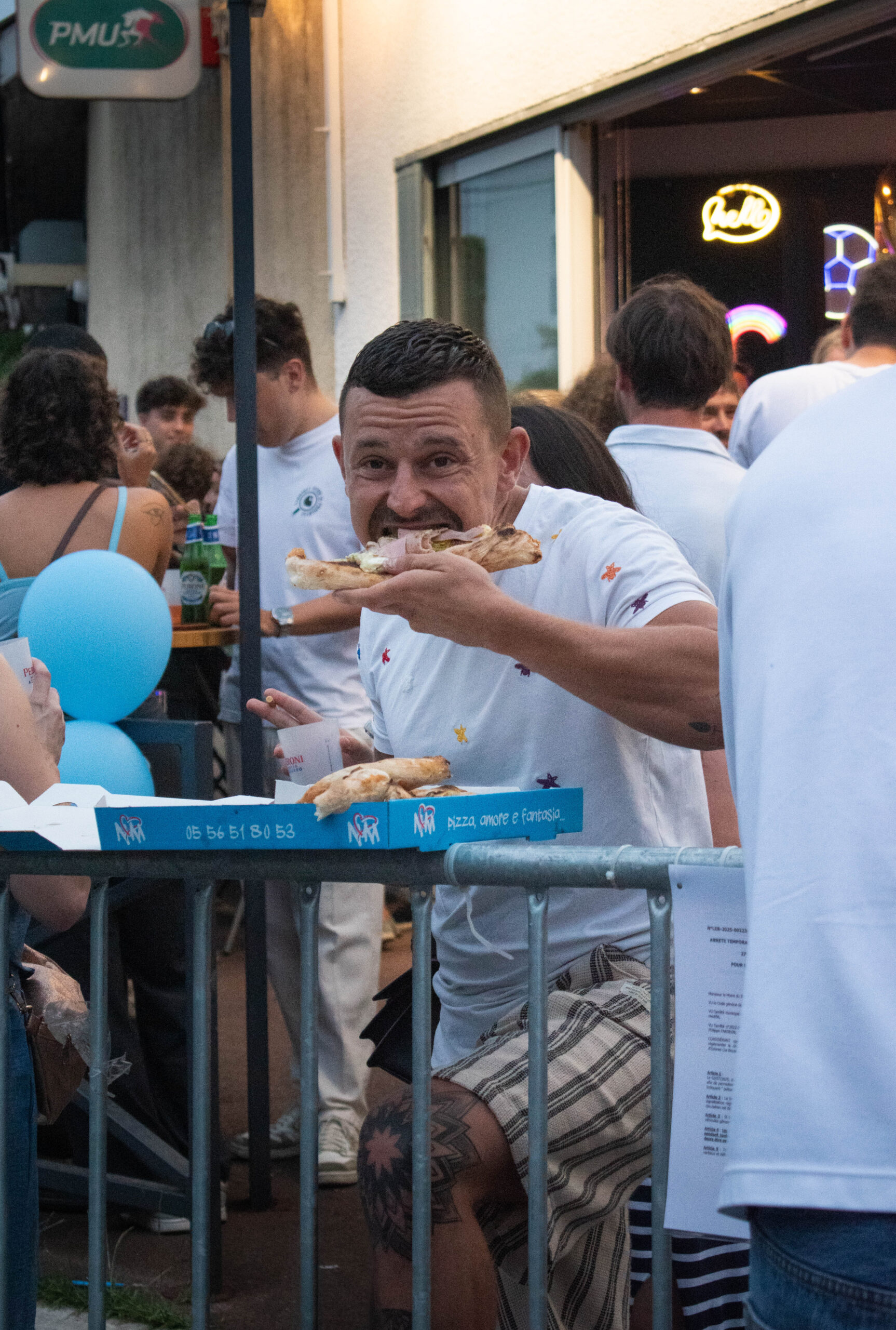 Pizza napolitaine sortie du four, cornicione alvéolé et basilic frais