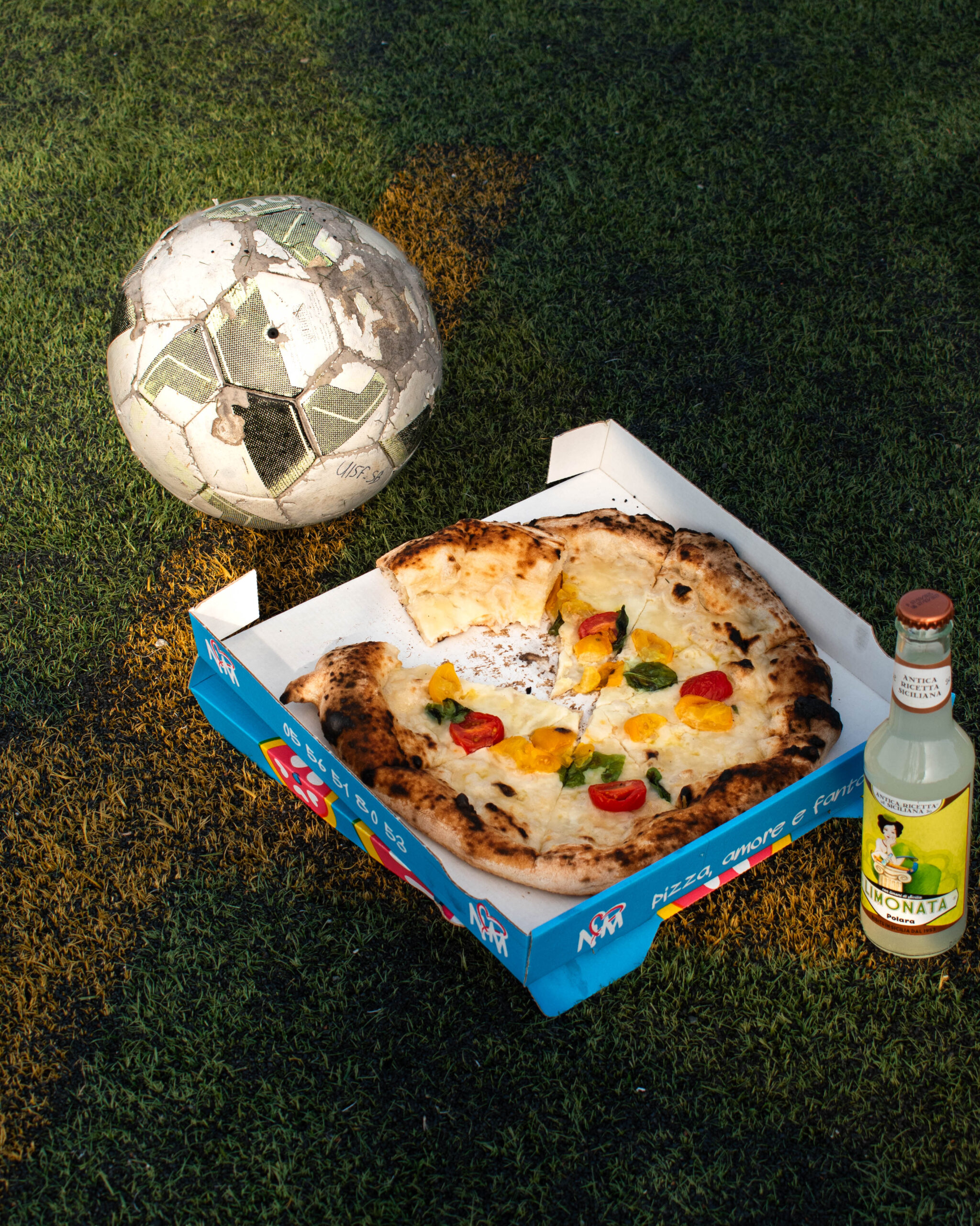 Pizzaiolo étale la pâte à la main près d’un four à 450°C, sauce San Marzano