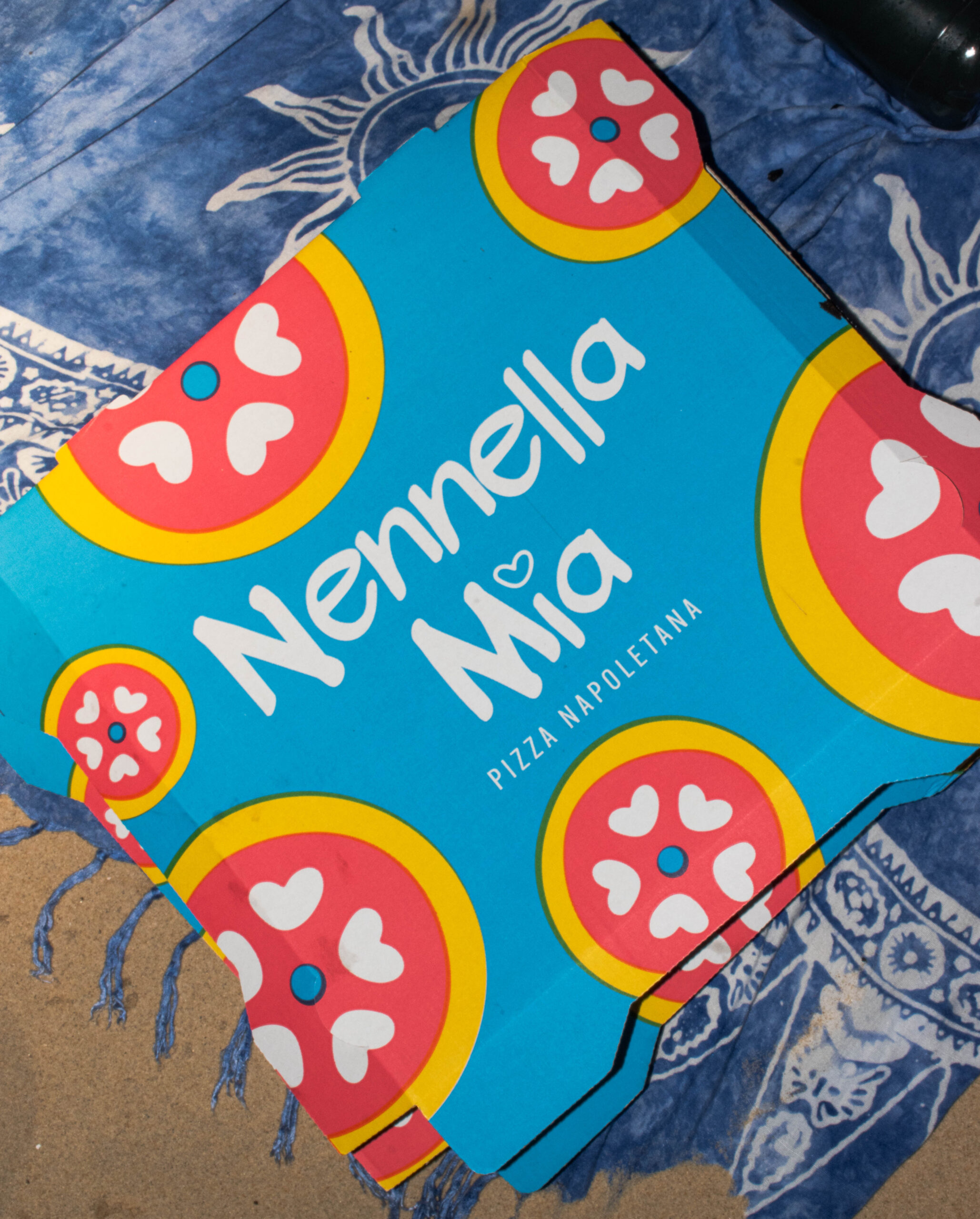 Salle chaleureuse style trattoria, clients attablés et boîtes à pizza à emporter