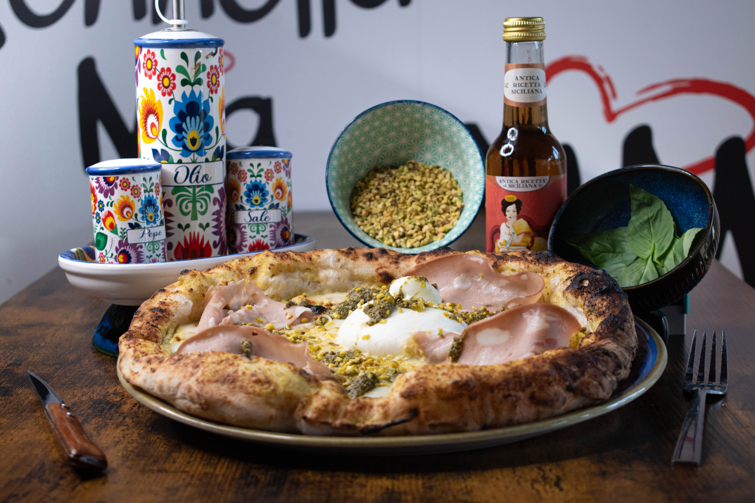 Pizza napolitaine Margherita, cornicione gonflé, basilic frais et mozzarella fondue