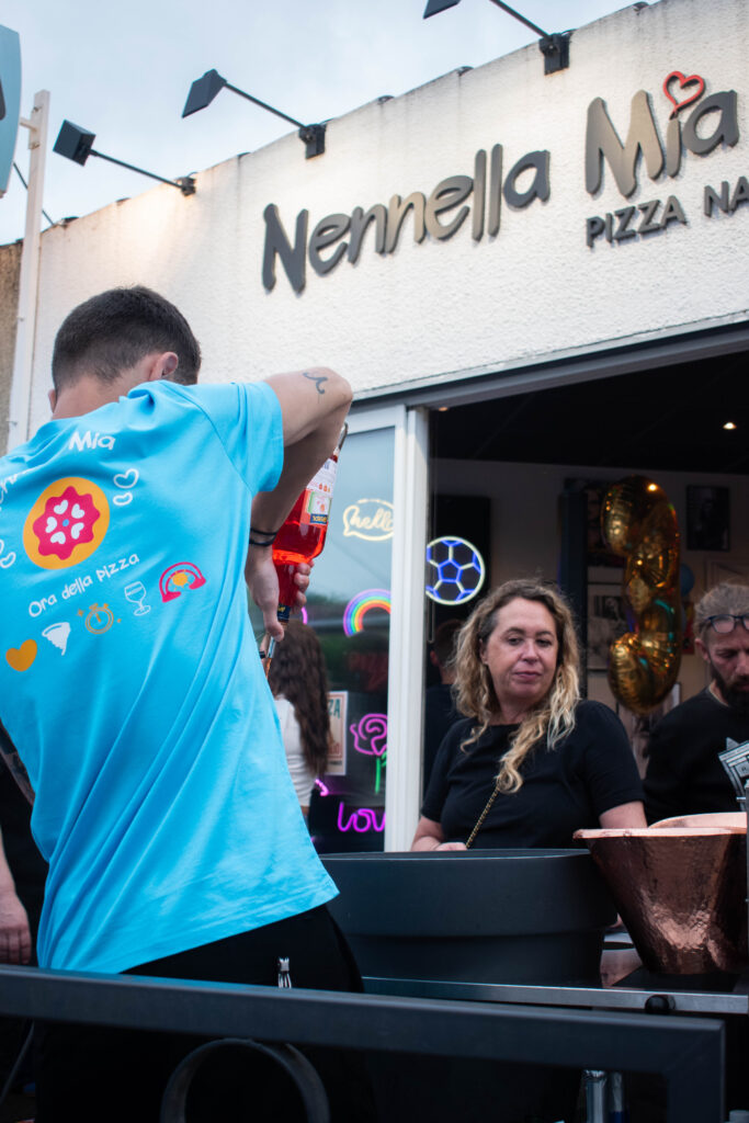 Pizza napolitaine sortant d’un four à bois, pâte souple et bord gonflé