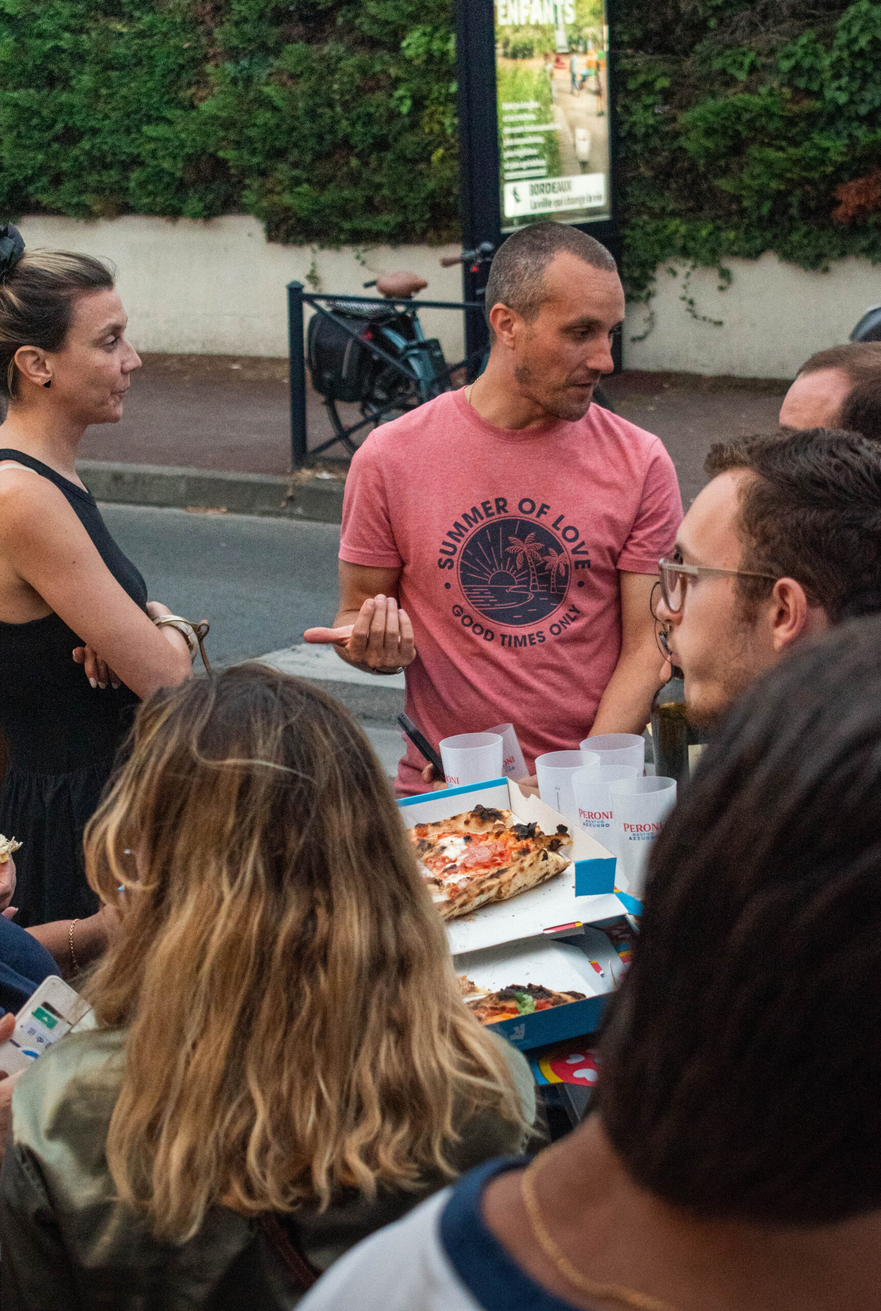 Pizza napolitaine sortant d’un four à bois, pâte souple et bord gonflé