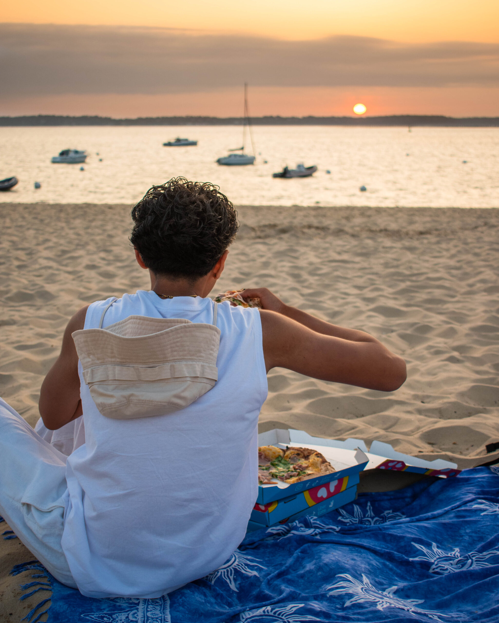 Salle chaleureuse de pizzeria à Bordeaux, pizzaiolo enfariné servant une pizza