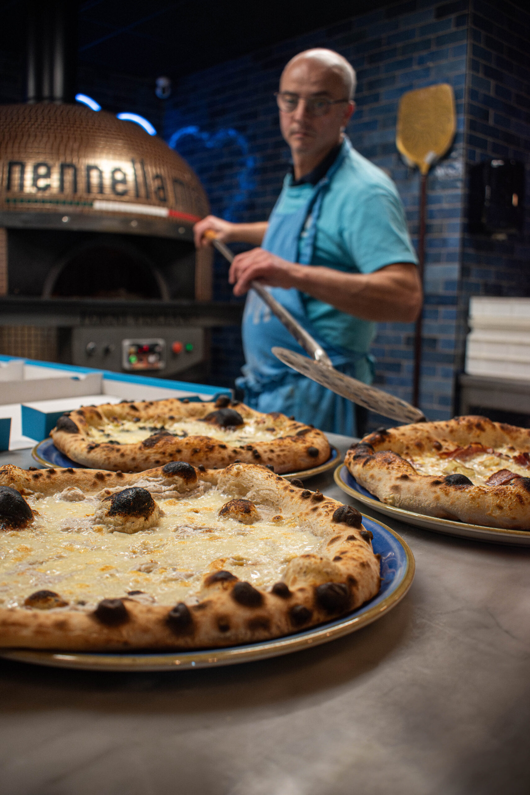 Pizza Margherita au feu de bois, basilic frais et cornicione doré