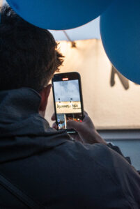 Pizza napolitaine artisanale sur table, prix 11-18€ écrit sur ardoise