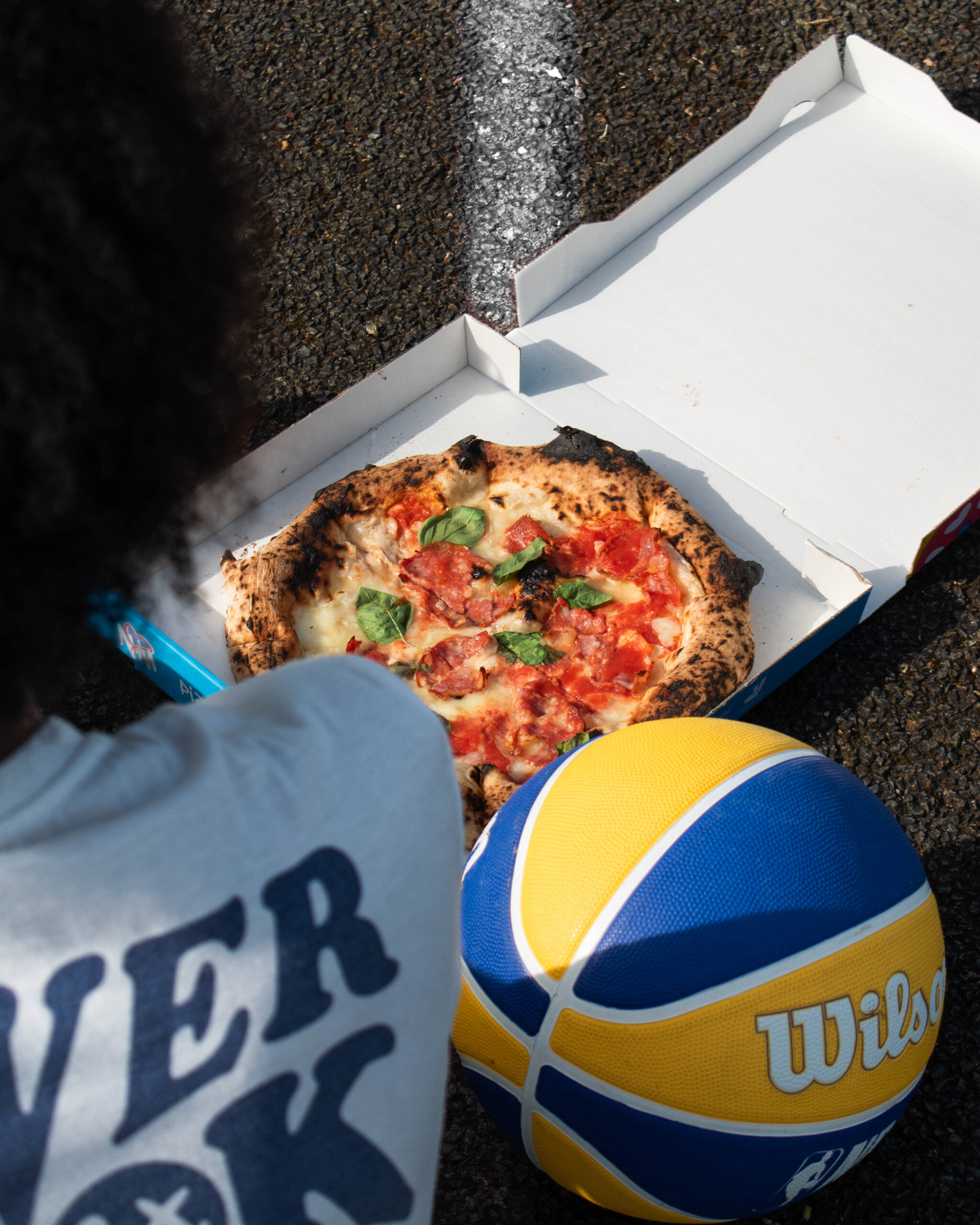 Pizzaiolo étale une pâte alvéolée, ingrédients italiens alignés sur le plan