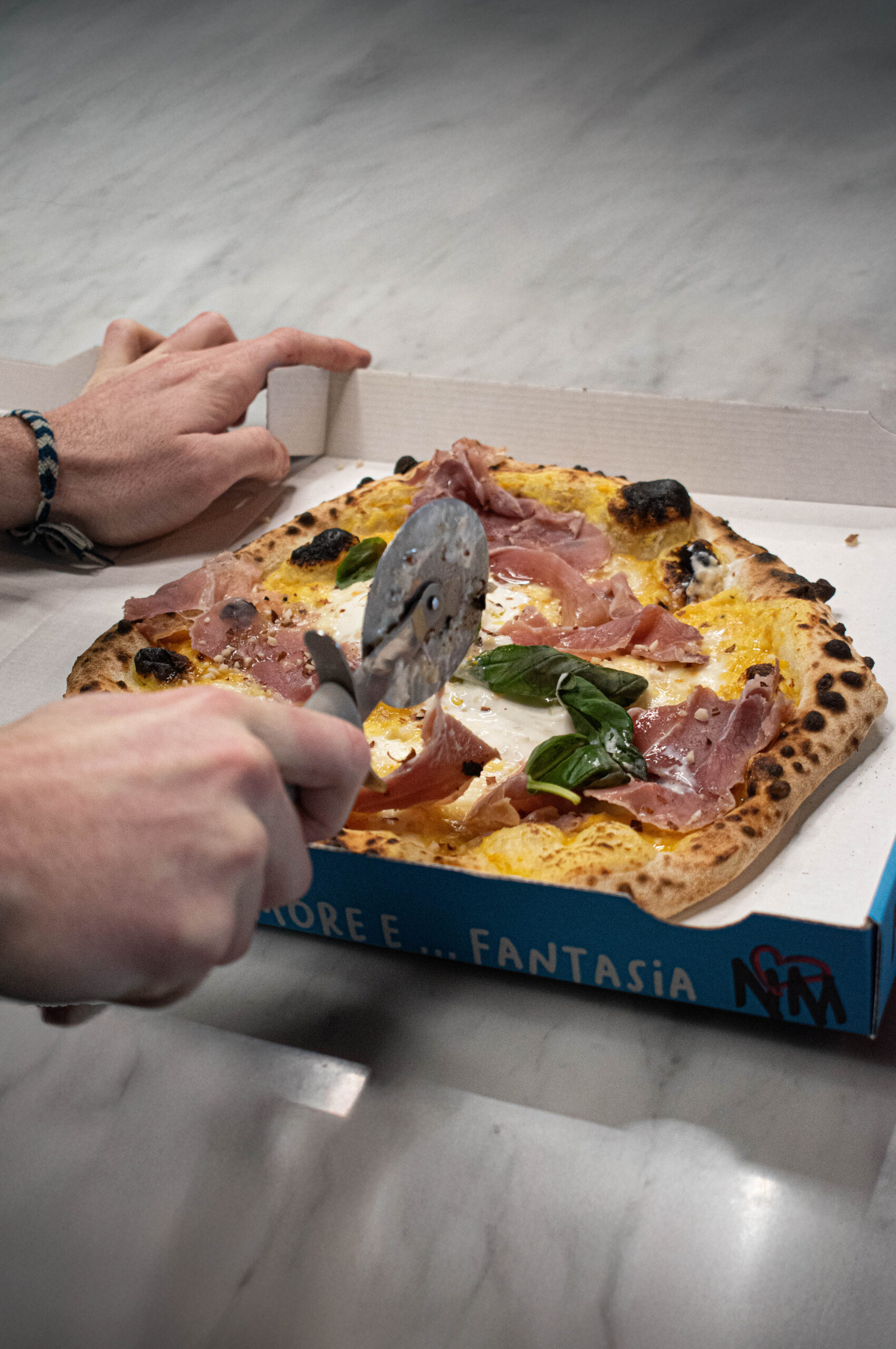 Salle de trattoria chaleureuse au Bouscat, table dressée et four à pizza en fond