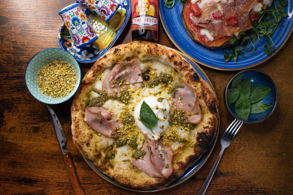 Jury dégustant une pizza napolitaine primée lors d’un concours