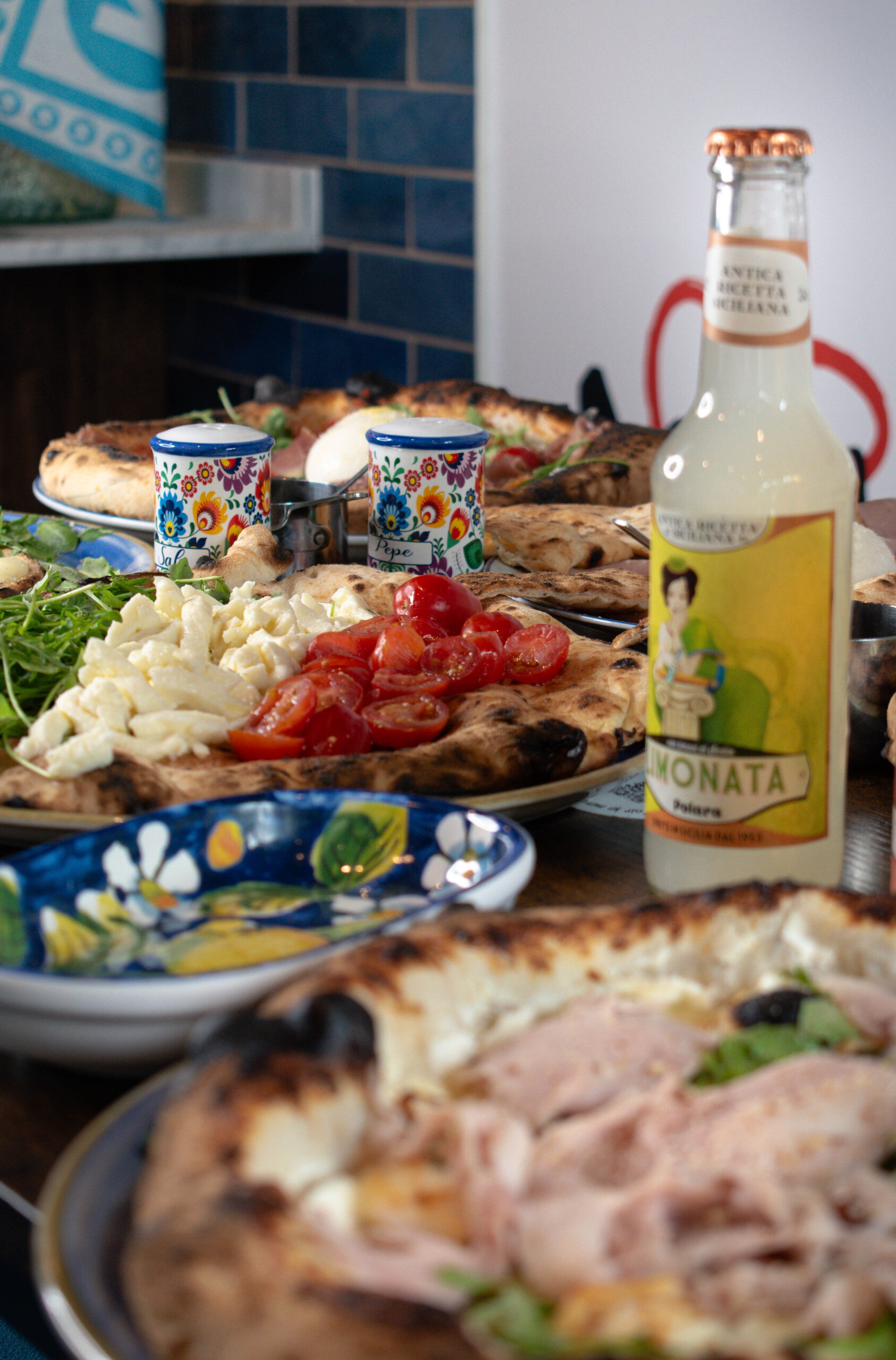 Jury dégustant une pizza napolitaine primée lors d’un concours