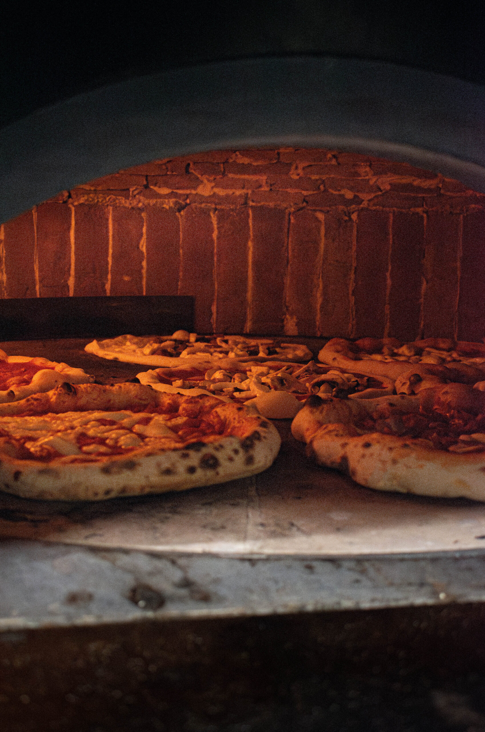 Pizza à la truffe sortant du four, truffe fraîche râpée sur une base crémeuse