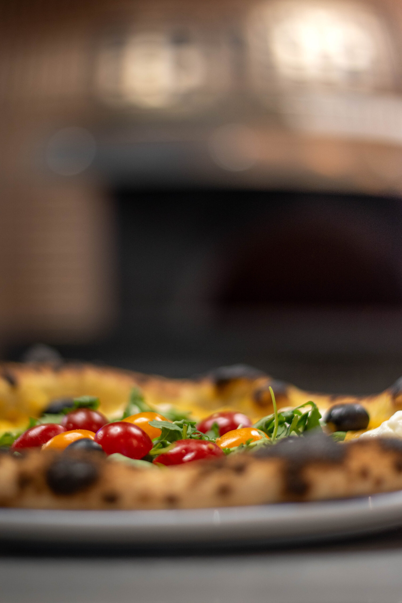 Planche de truffes melanosporum et aestivum avec brisures, carpaccio et huile