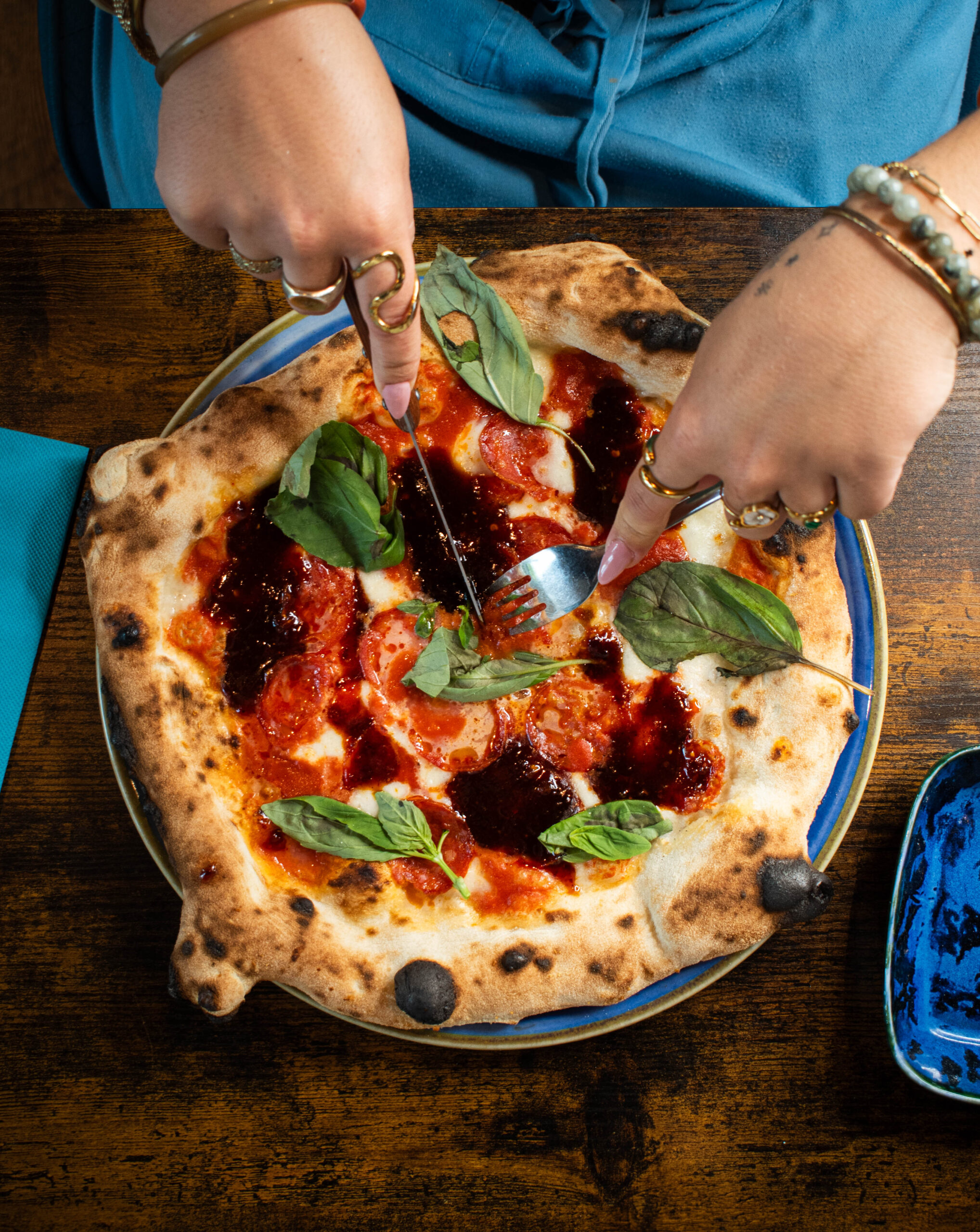 Gros plan sur cornicione alvéolé, San Marzano, mozzarella, basilic et huile d’olive