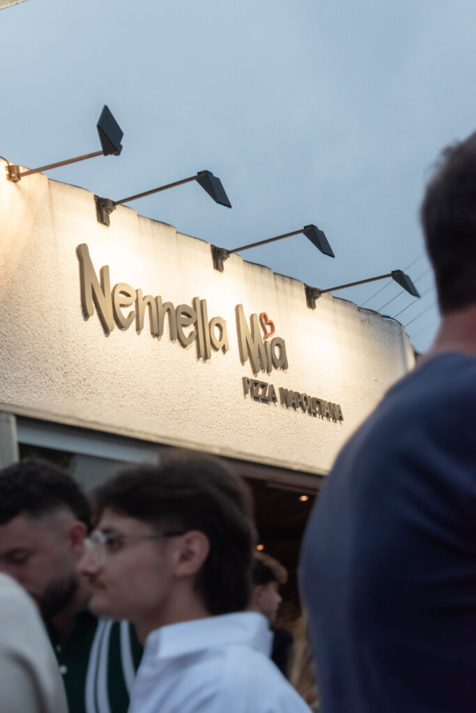 Deux parts de pizza côte à côte, une moelleuse, l’autre fine et croustillante