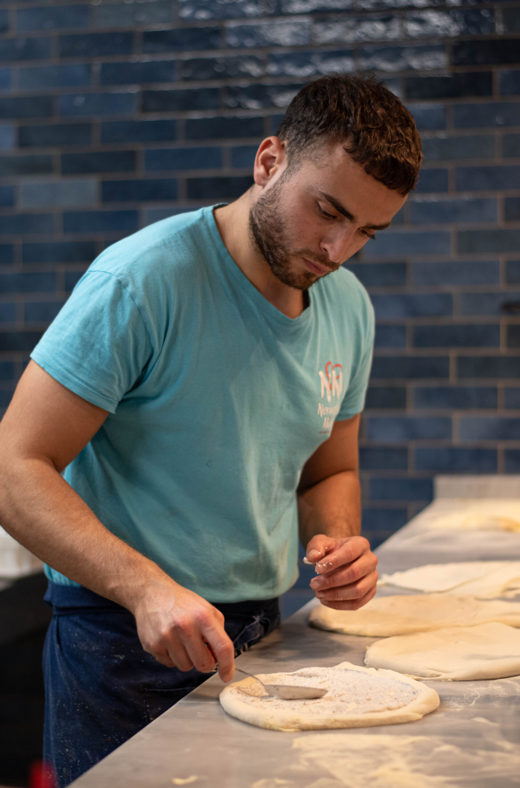 Gros plan sur cornicione alvéolé, taches léopard, tomate San Marzano et mozzarella