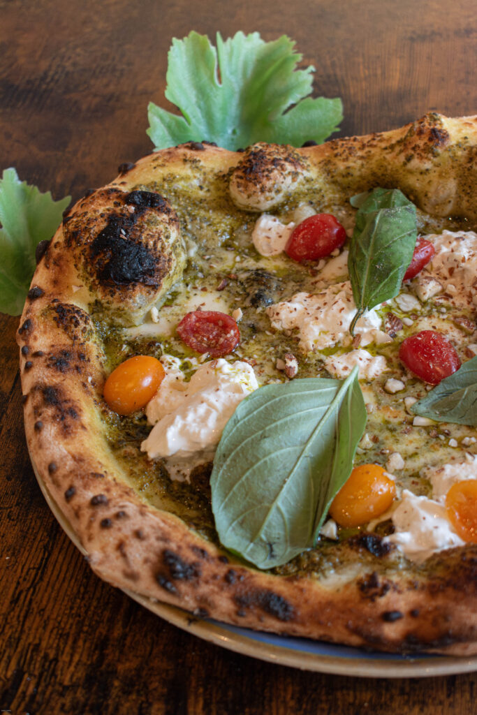 Pizza napolitaine pliée a libretto, cornicione gonflé et basilic frais