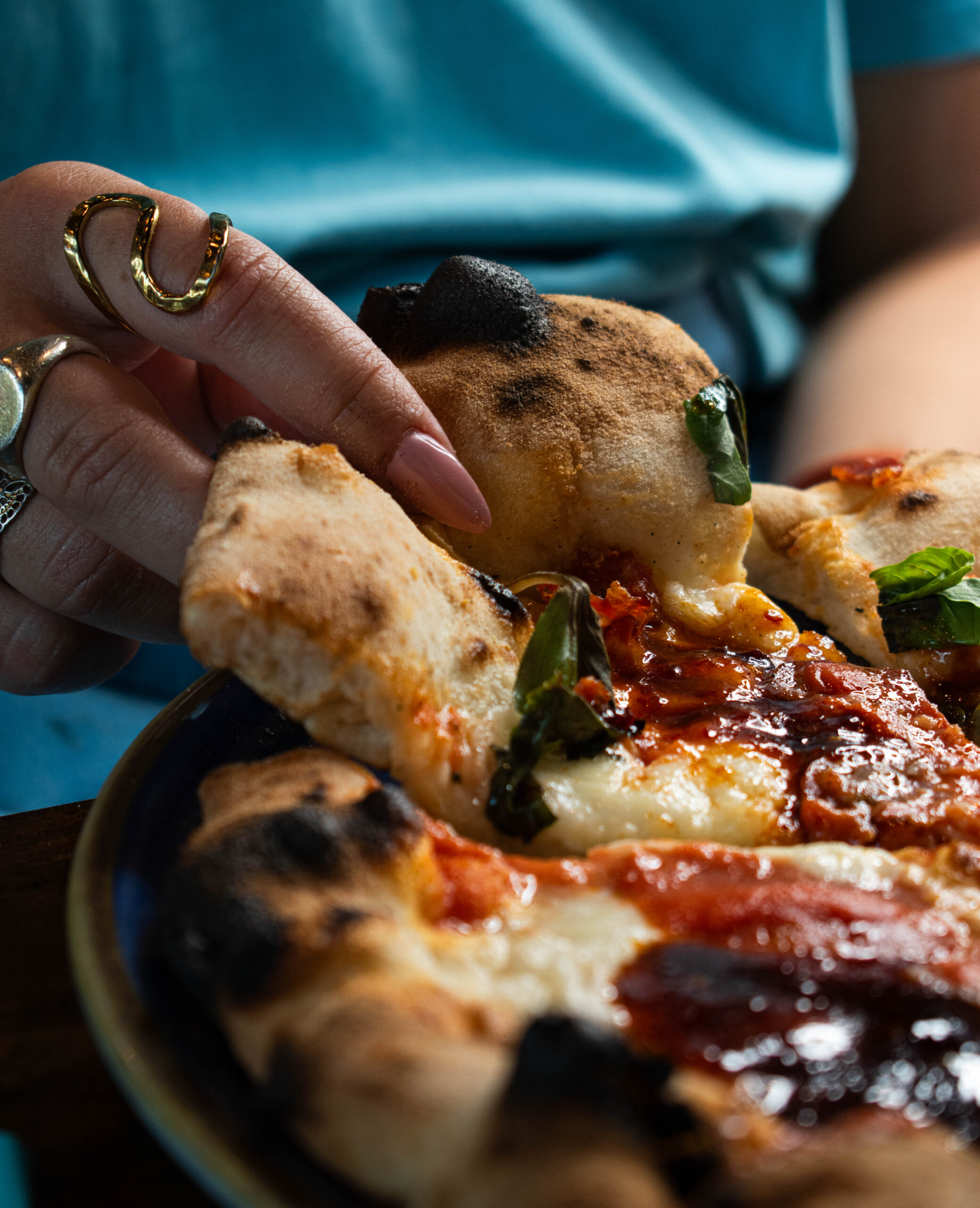 Ingrédients et pâte en préparation : farine 00, San Marzano, mozzarella, basilic
