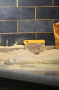 Pizza napolitaine au feu de bois, pâte alvéolée, mozzarella filante et basilic