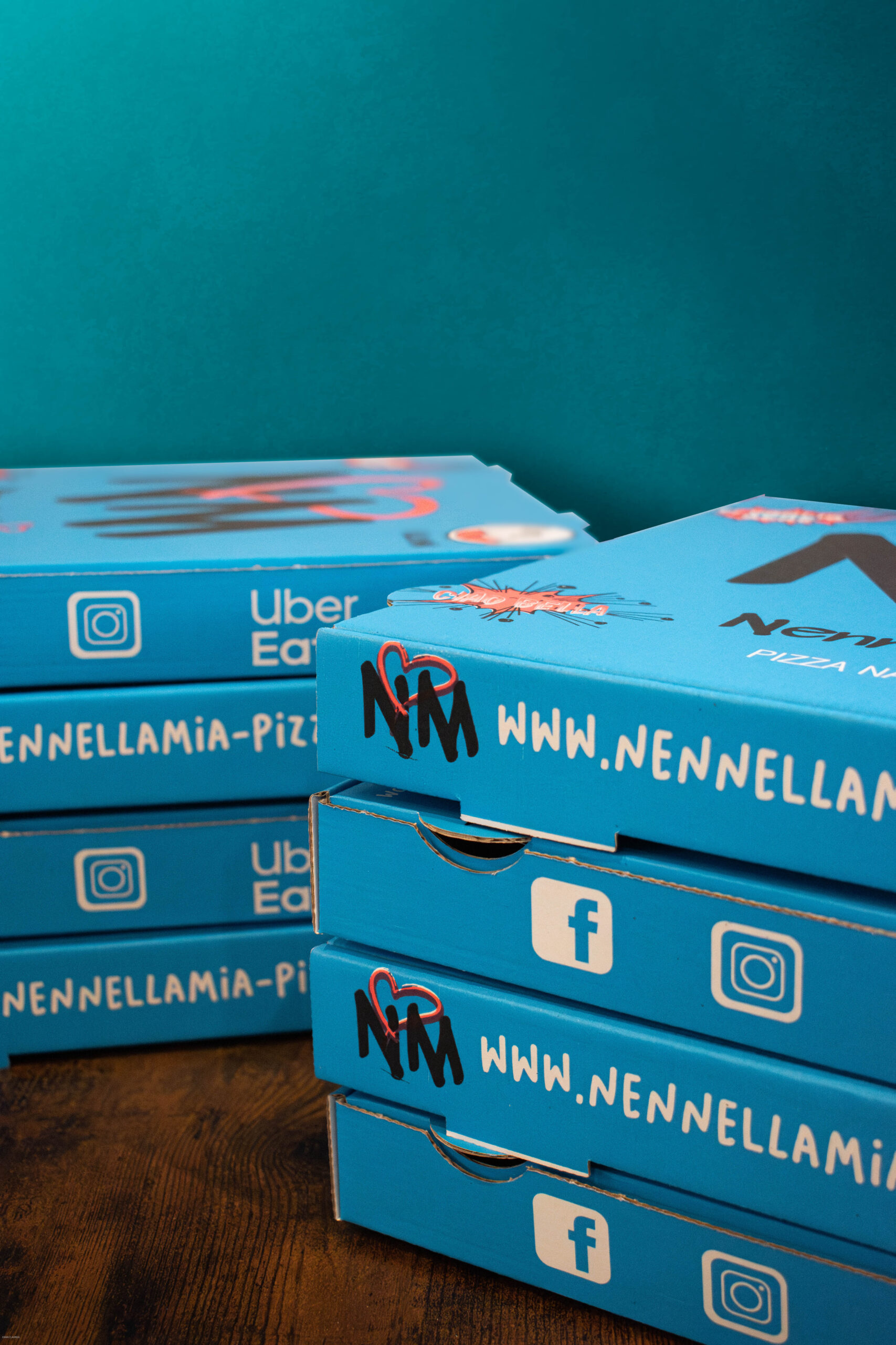 Pizza napolitaine au feu de bois, pâte alvéolée, mozzarella filante et basilic