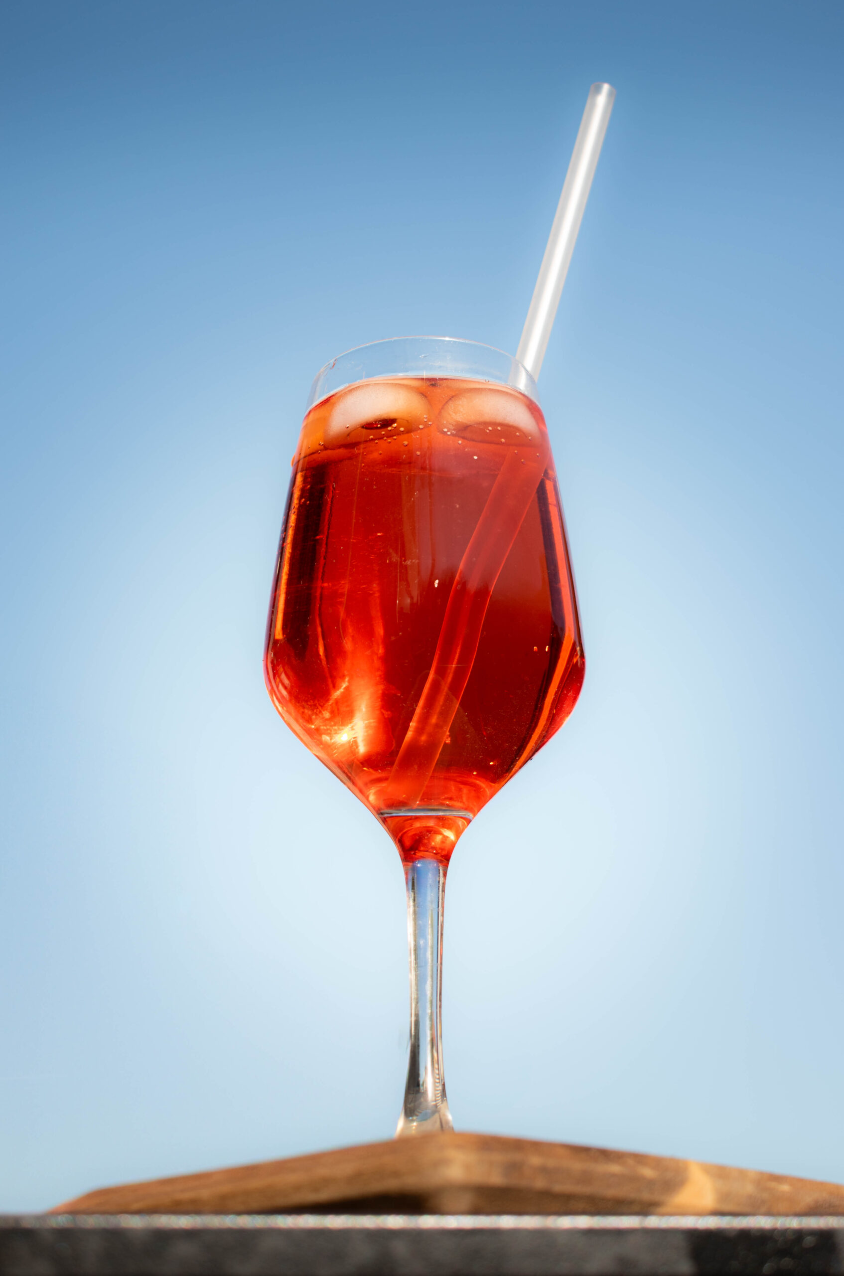 Salle chaleureuse de pizzeria au Bouscat, four à bois en fond et tables animées