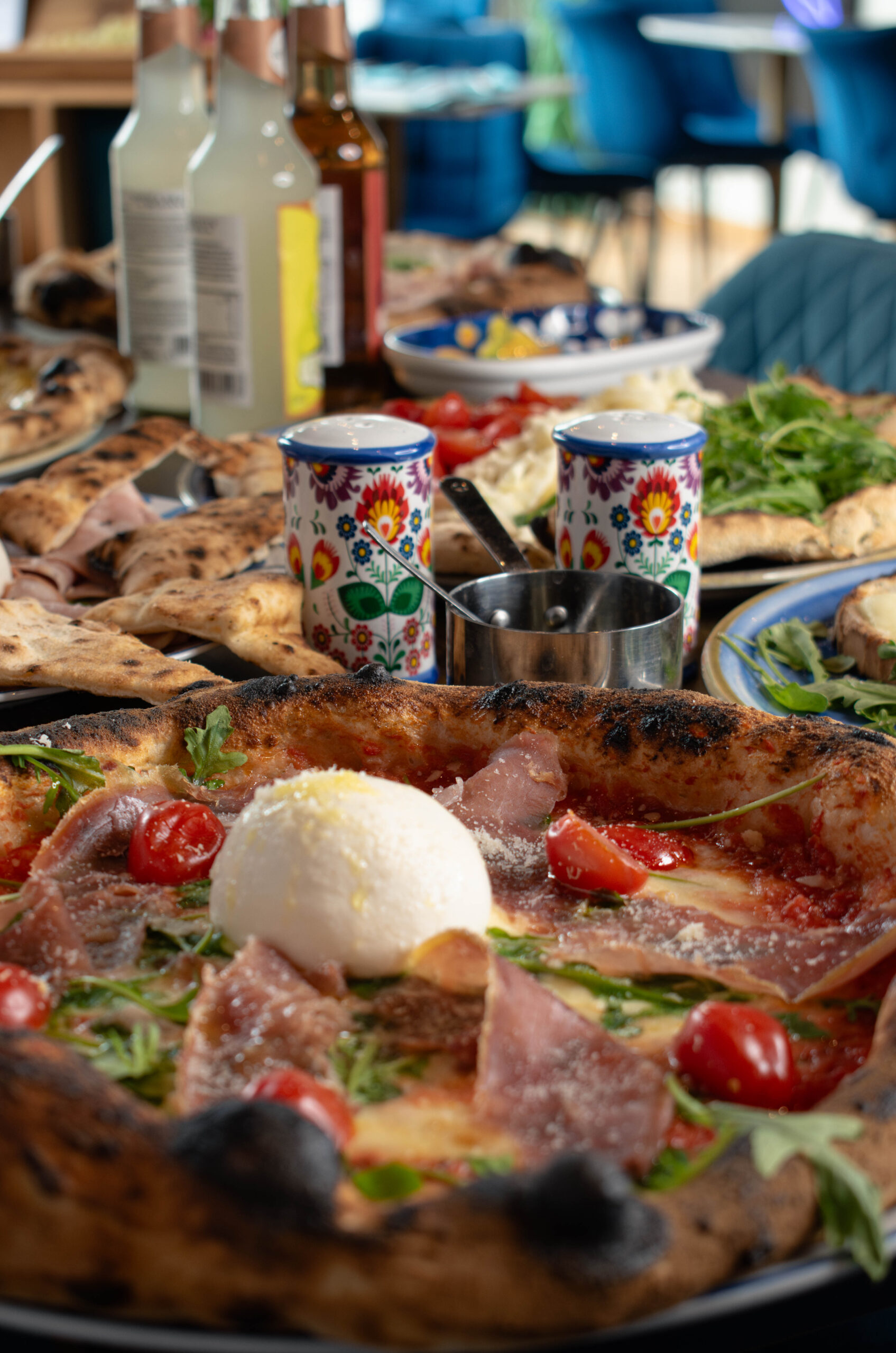 Carte du monde avec parts de pizza indiquant la consommation par pays