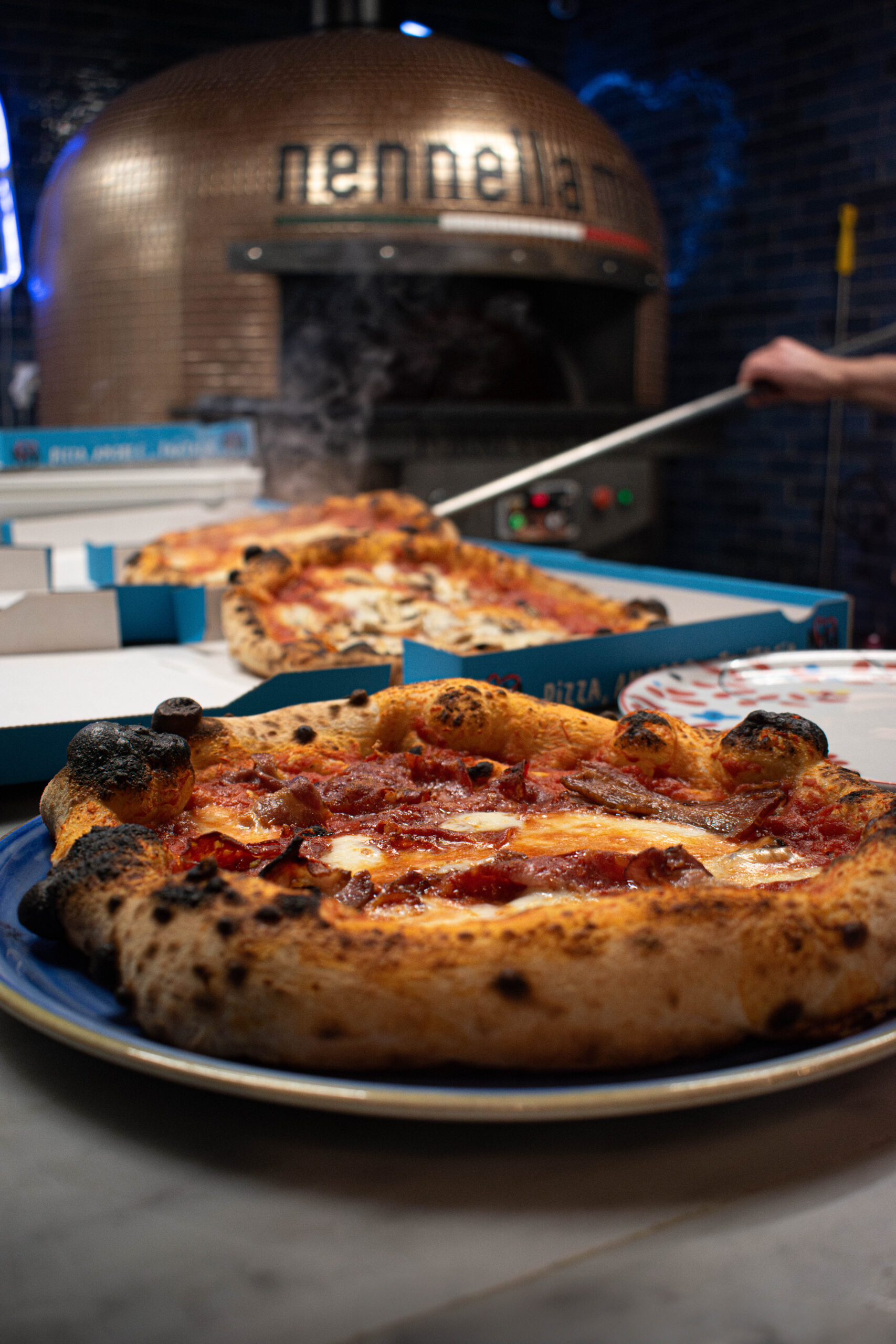 Pizza Margherita au four à bois, avec tableau comparant USA, Norvège, Italie