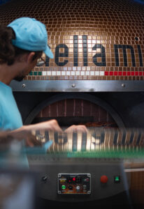 Pizza napolitaine au cornicione gonflé, taches léopard, sortant d’un four à bois