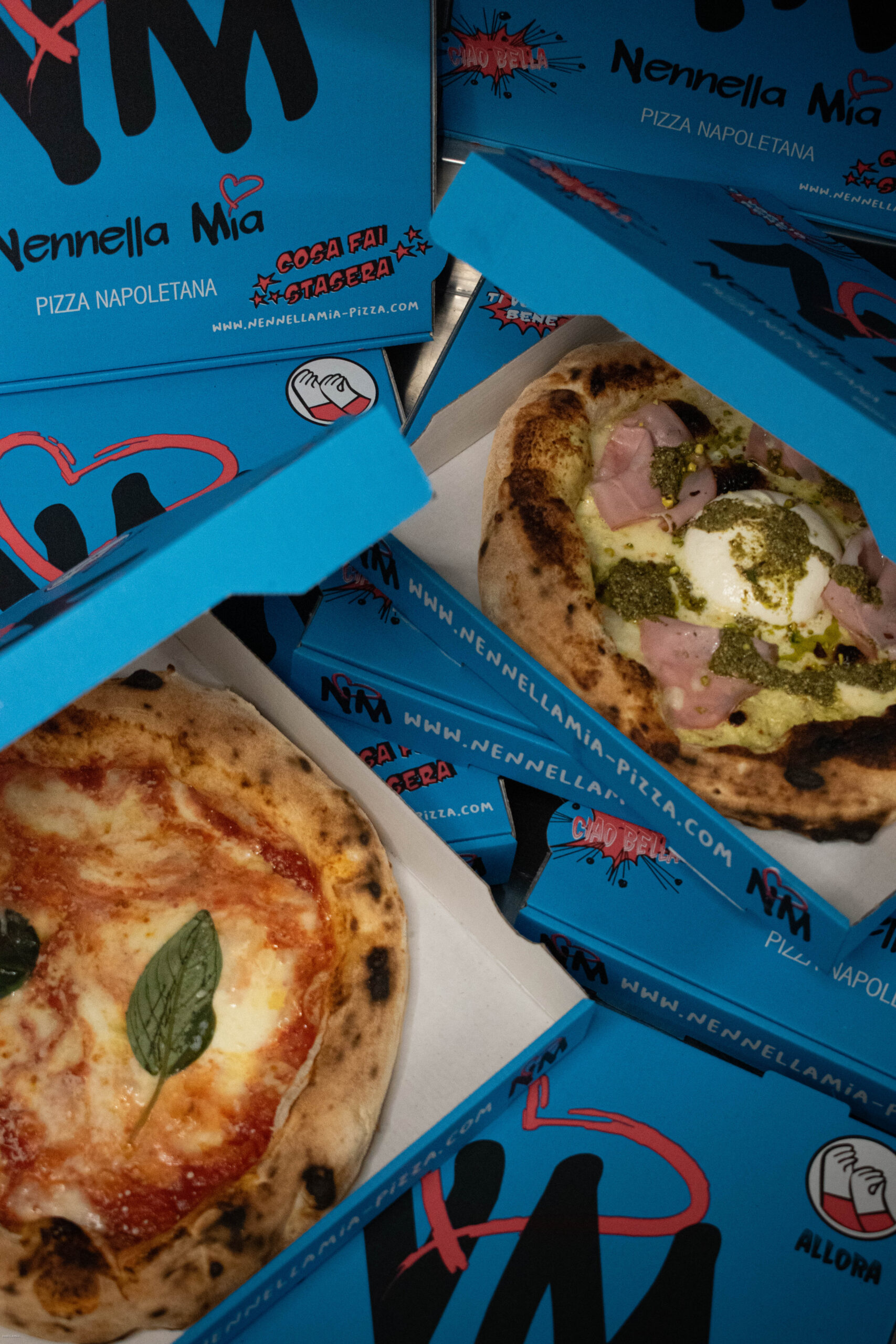 Pizza napolitaine au cornicione gonflé, taches léopard, sortant d’un four à bois